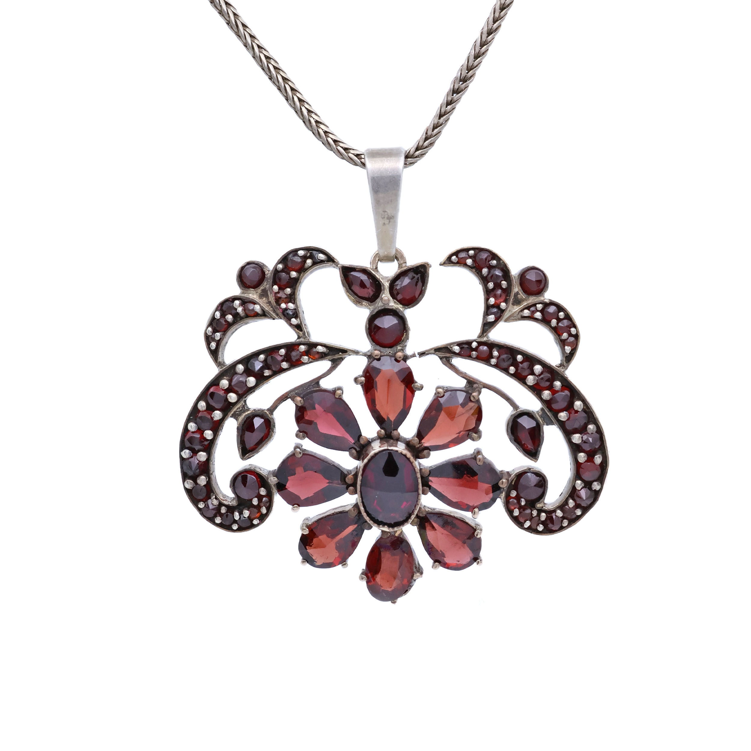 Přívěsek s českými granáty se stříbrným řetízkem