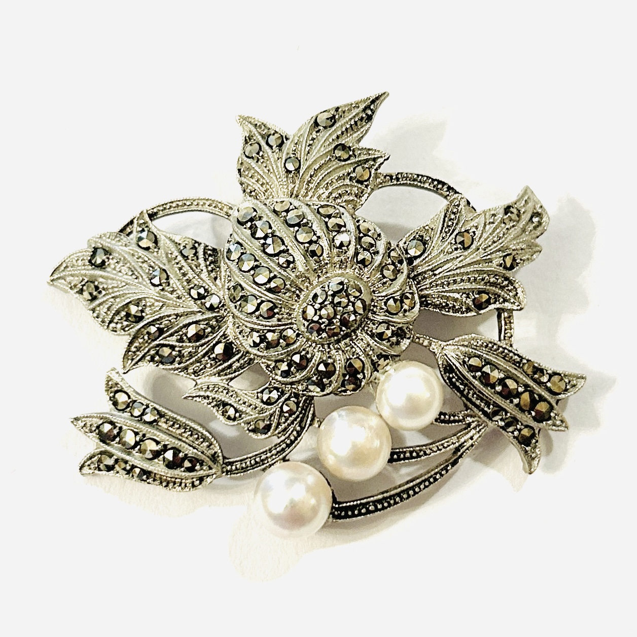 Stříbrná starožitná brož „květiny“ s perlami a markazity