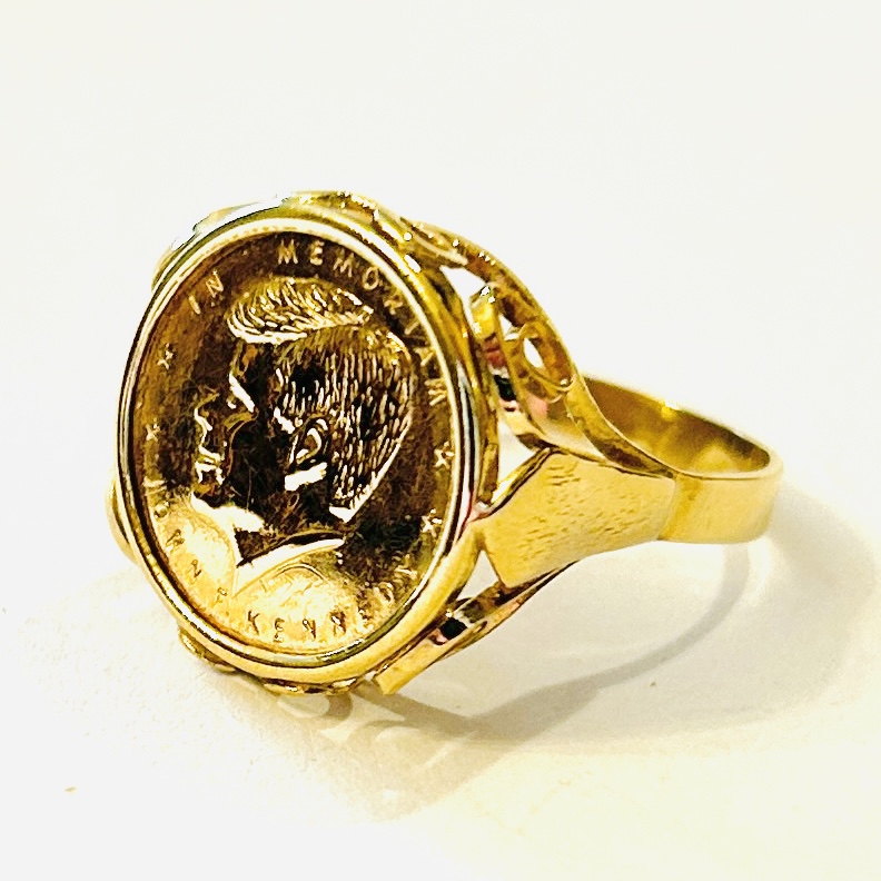 Zlatý prsten s pamětní mincí John F. Kennedy