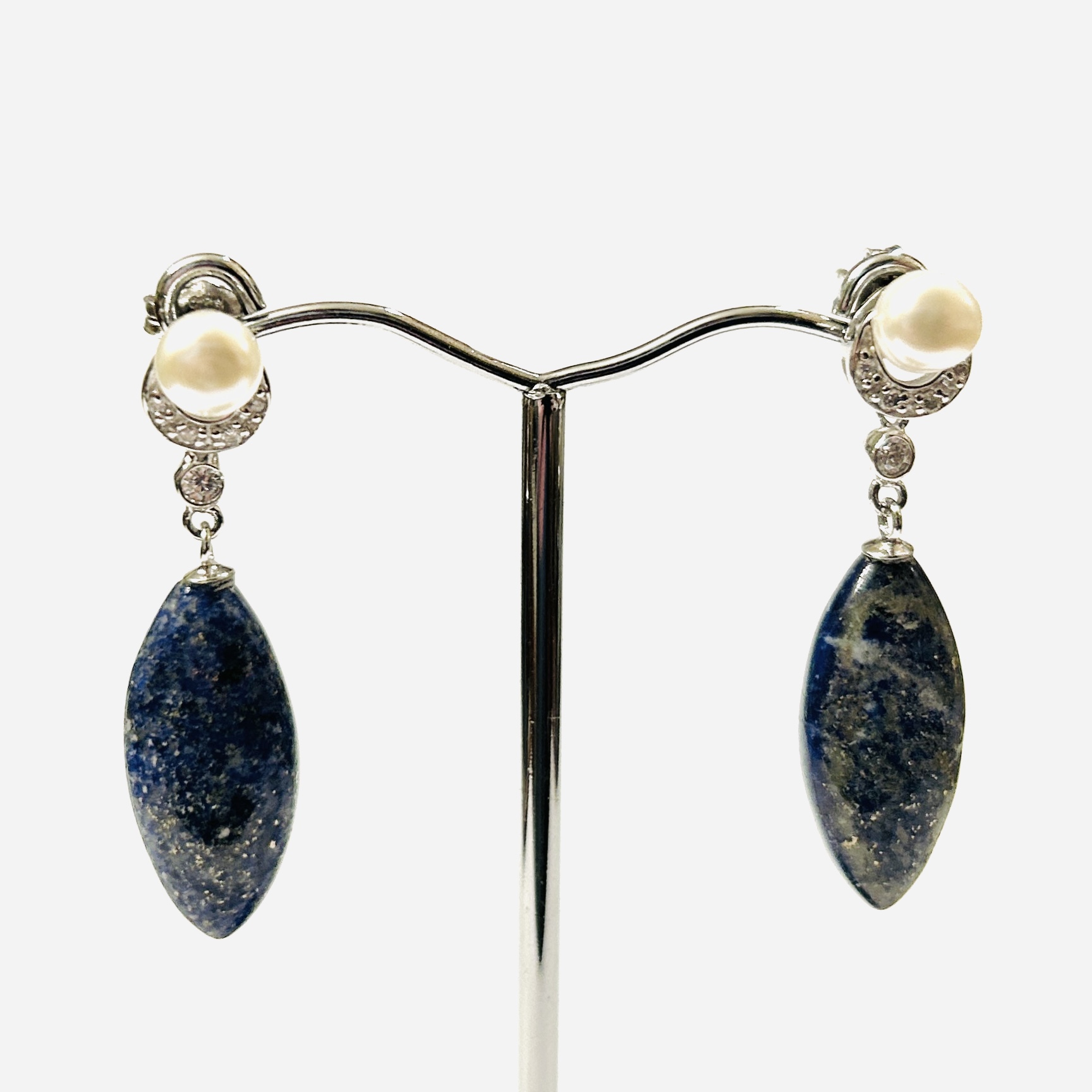 Stříbrné moderní visací náušnice s lapis lazuli, perlami a čirými kameny