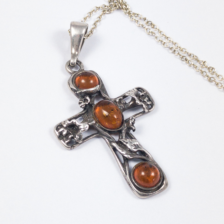 Stříbrný náhrdelník, křížek