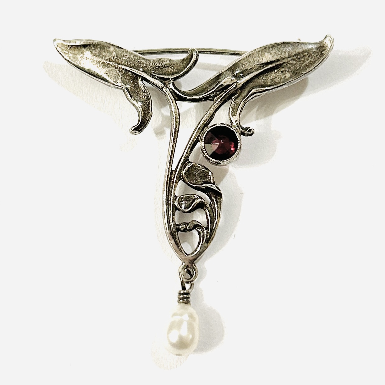Stříbrná brož s českým granátem a perlou – Norbert Riegel