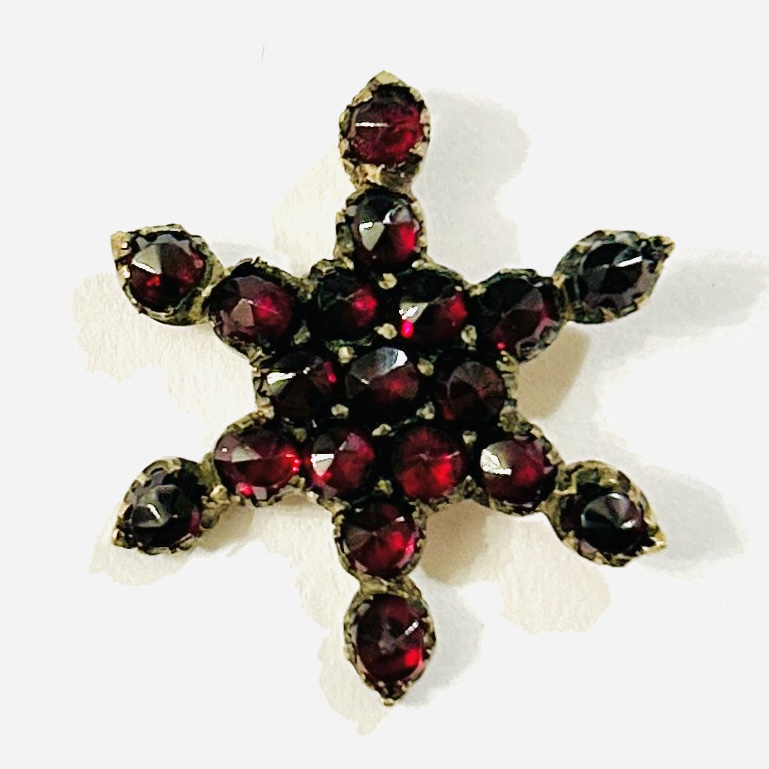 Starožitný přívěšek „hvězda“ s českými granáty