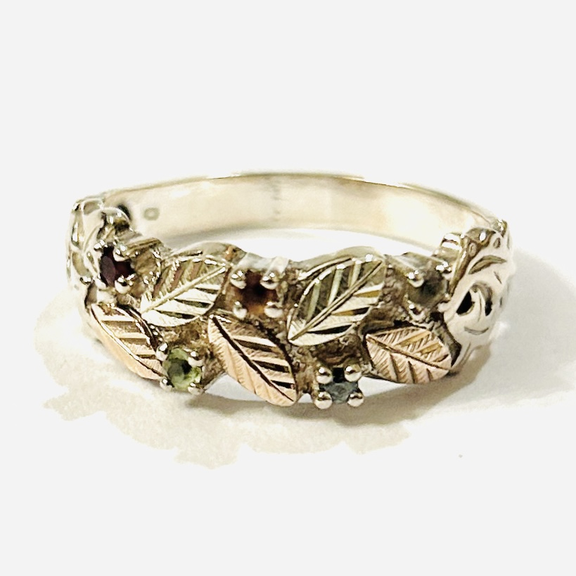 Stříbrno-zlatý prsten s granáty, topazy, olivínem a citrínem