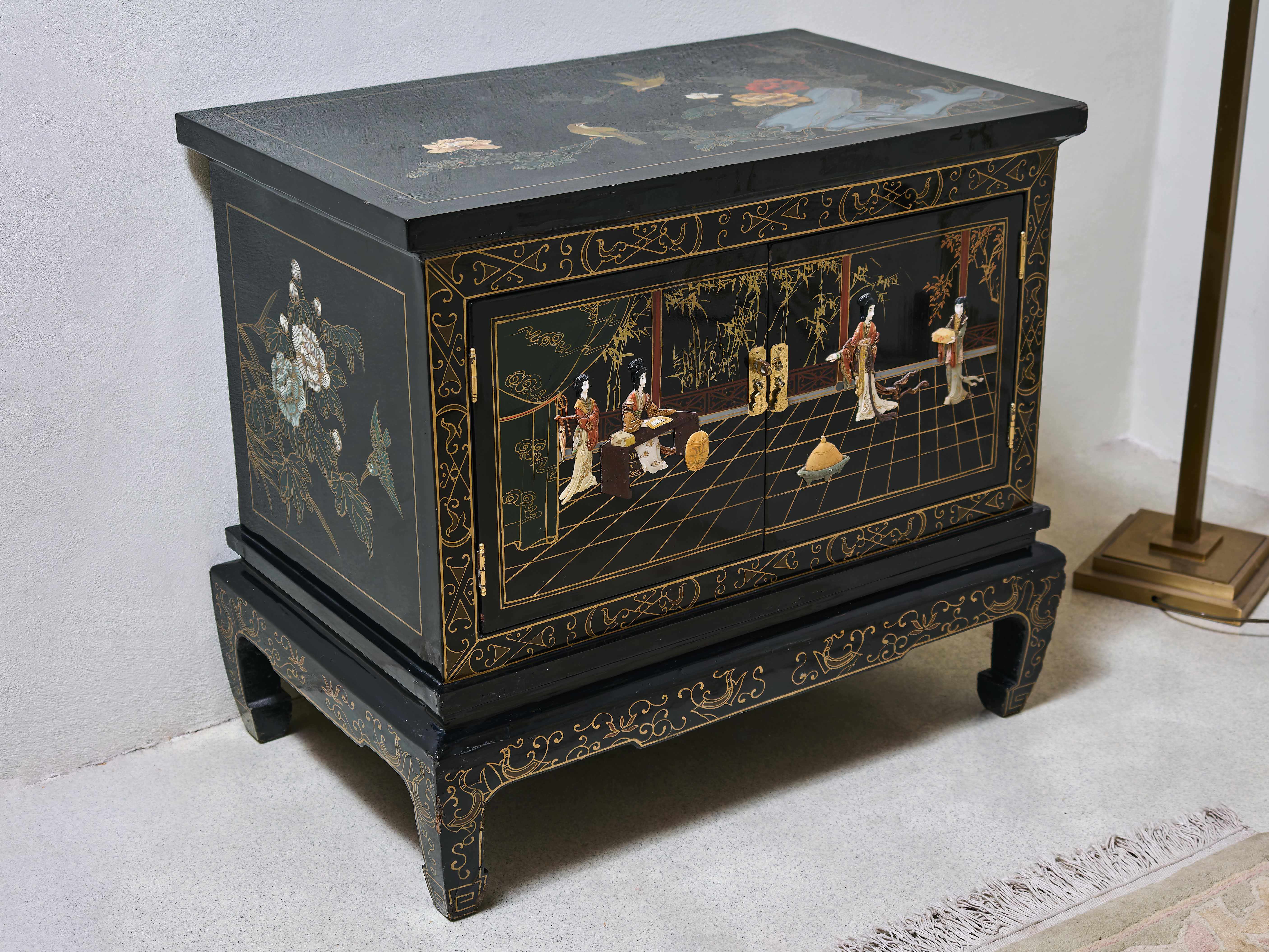 Čínská vykládaná komoda