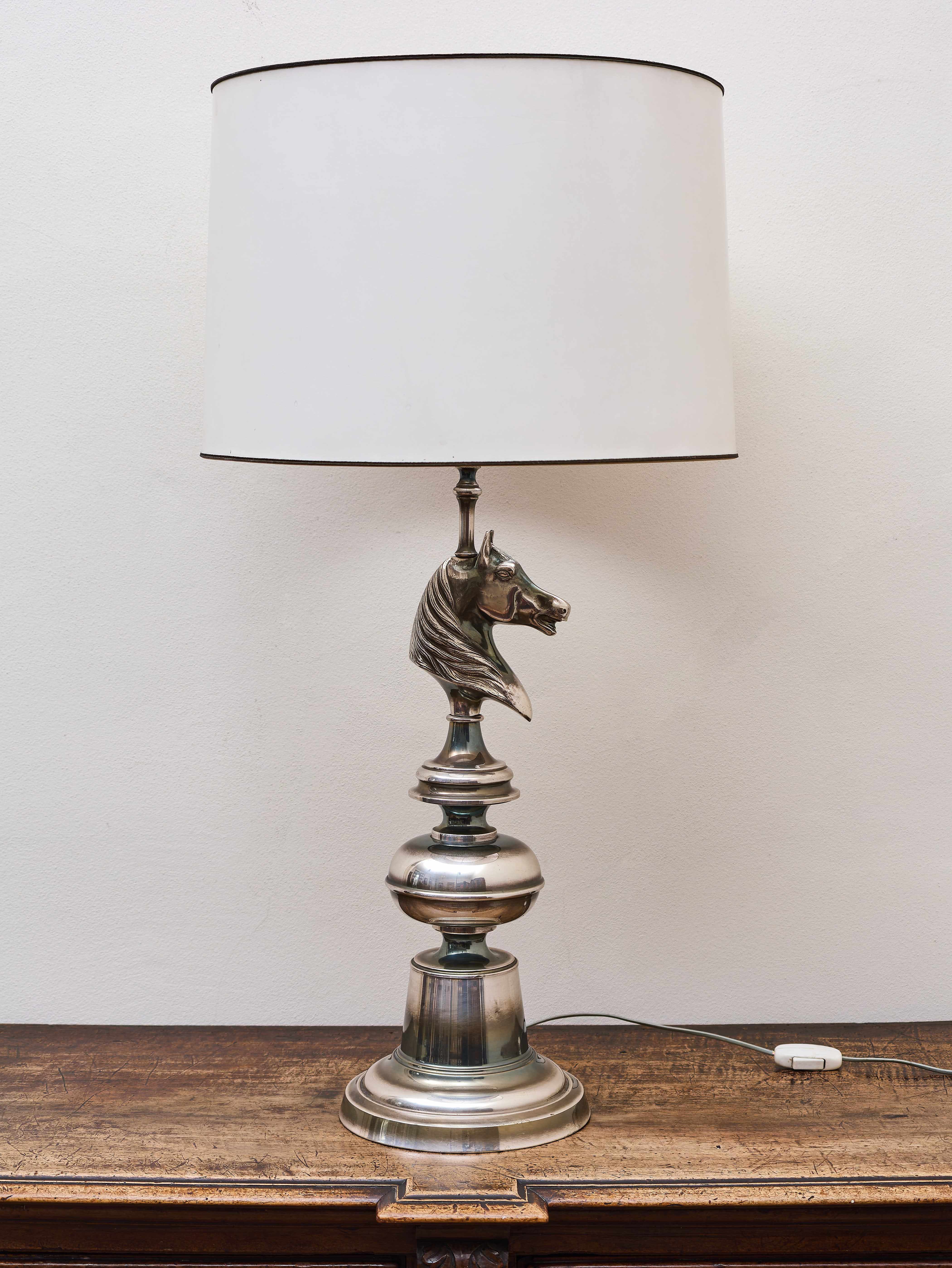 Stolní lampa s motivem koňské hlavy