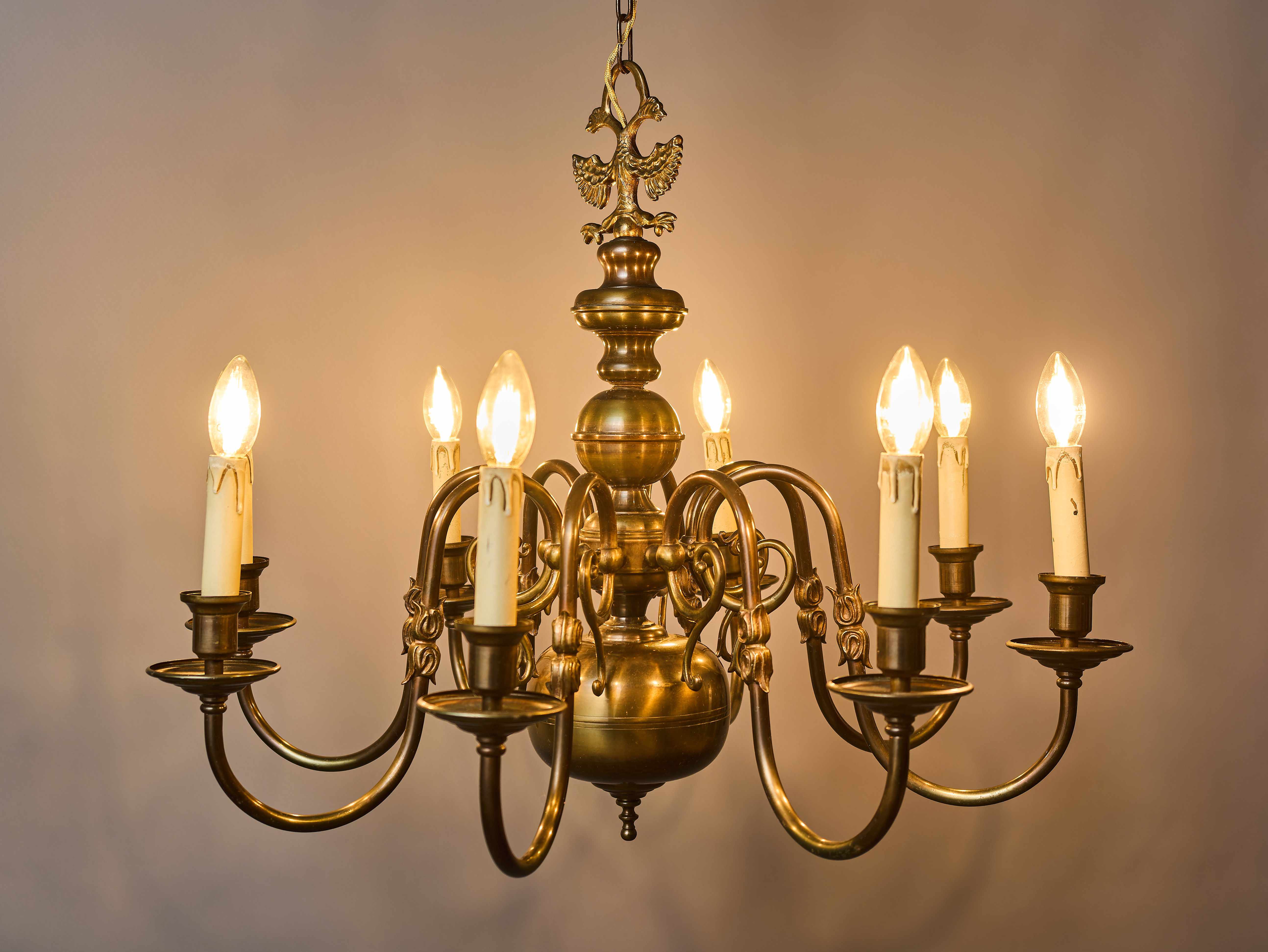 Osmiramenný vlámský lustr. Zrenovovaný