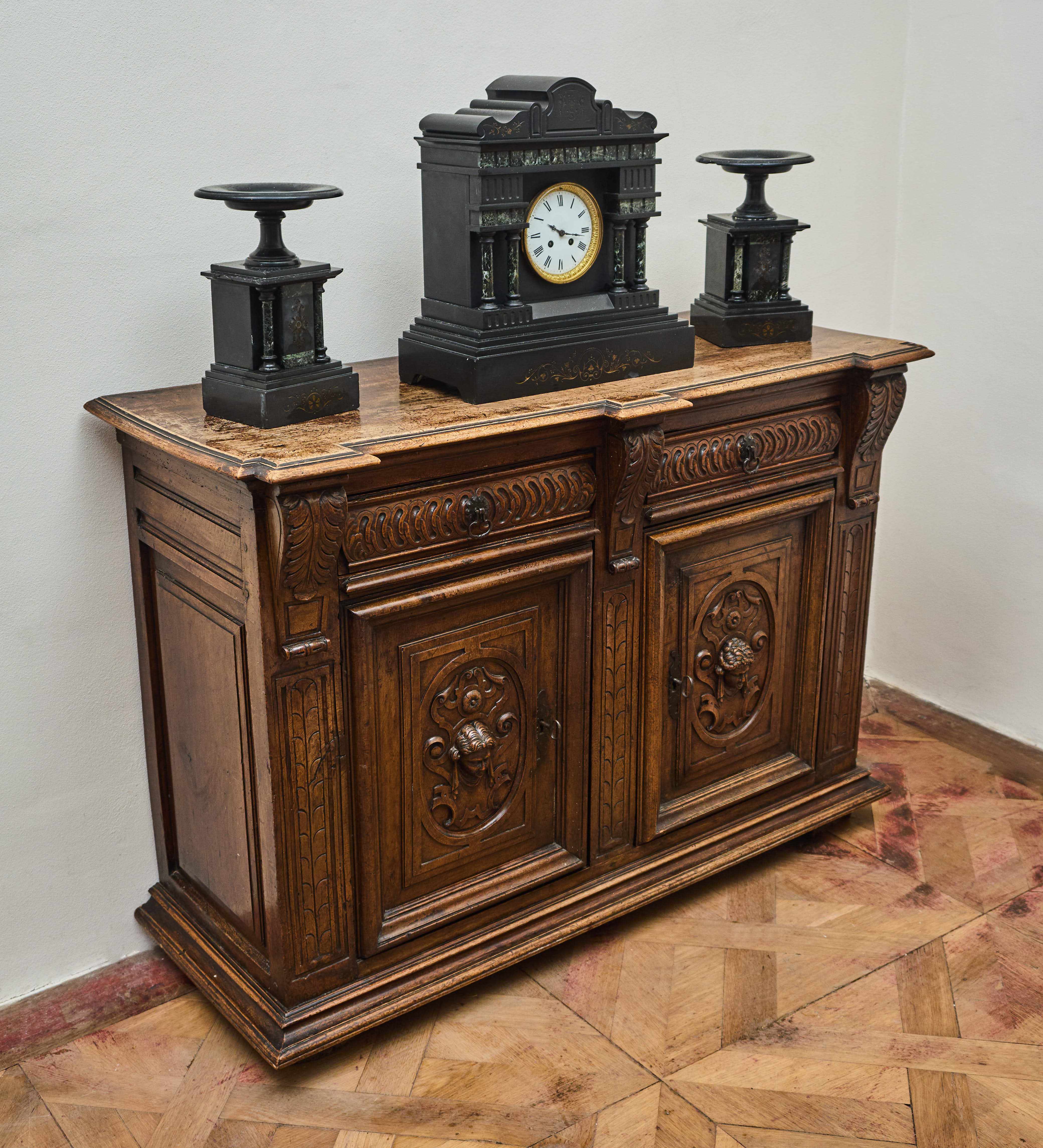 Masivní renesanční bufet z ořechového dřeva cca 1700