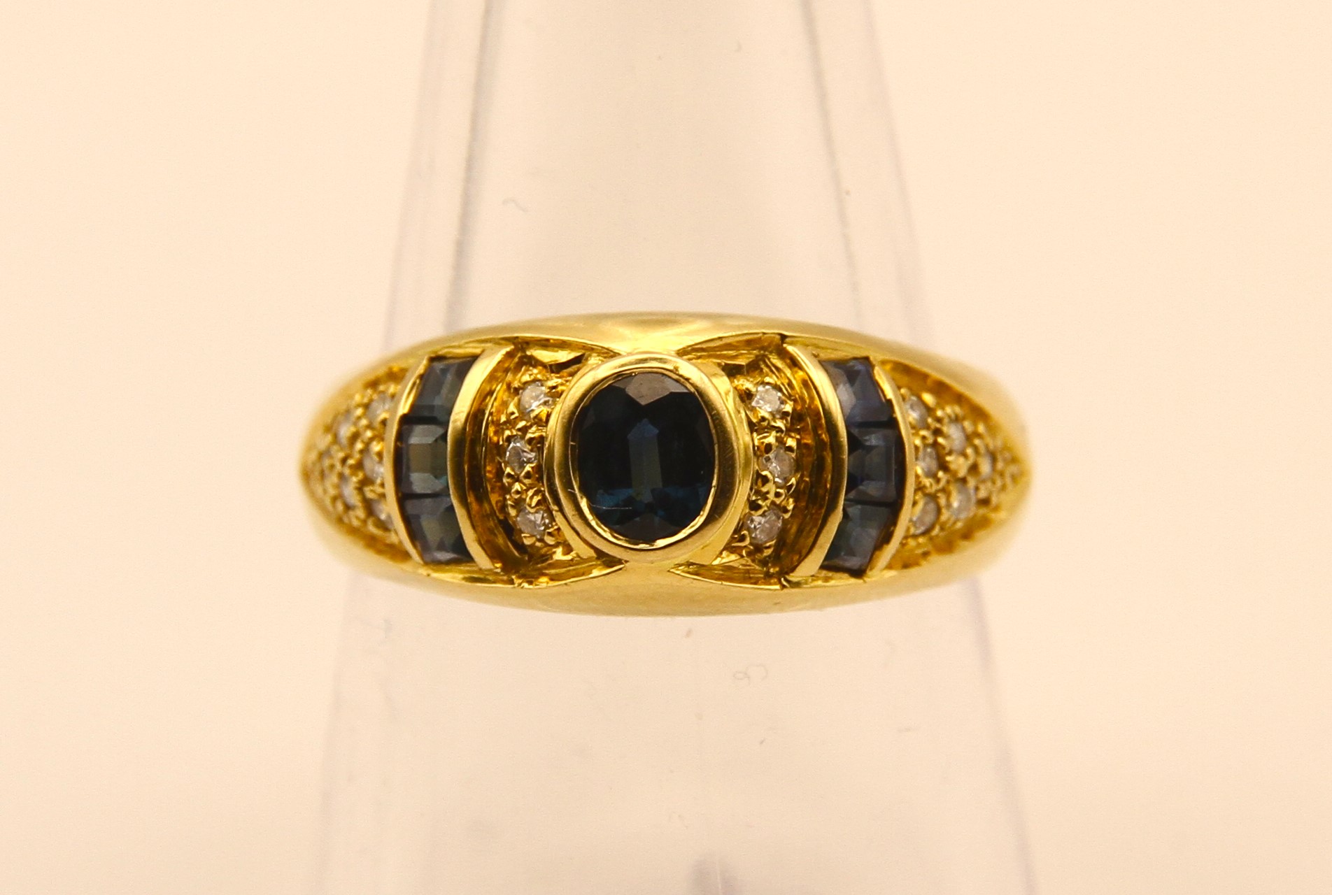 Zlatý prsten s modrými safíry a diamanty