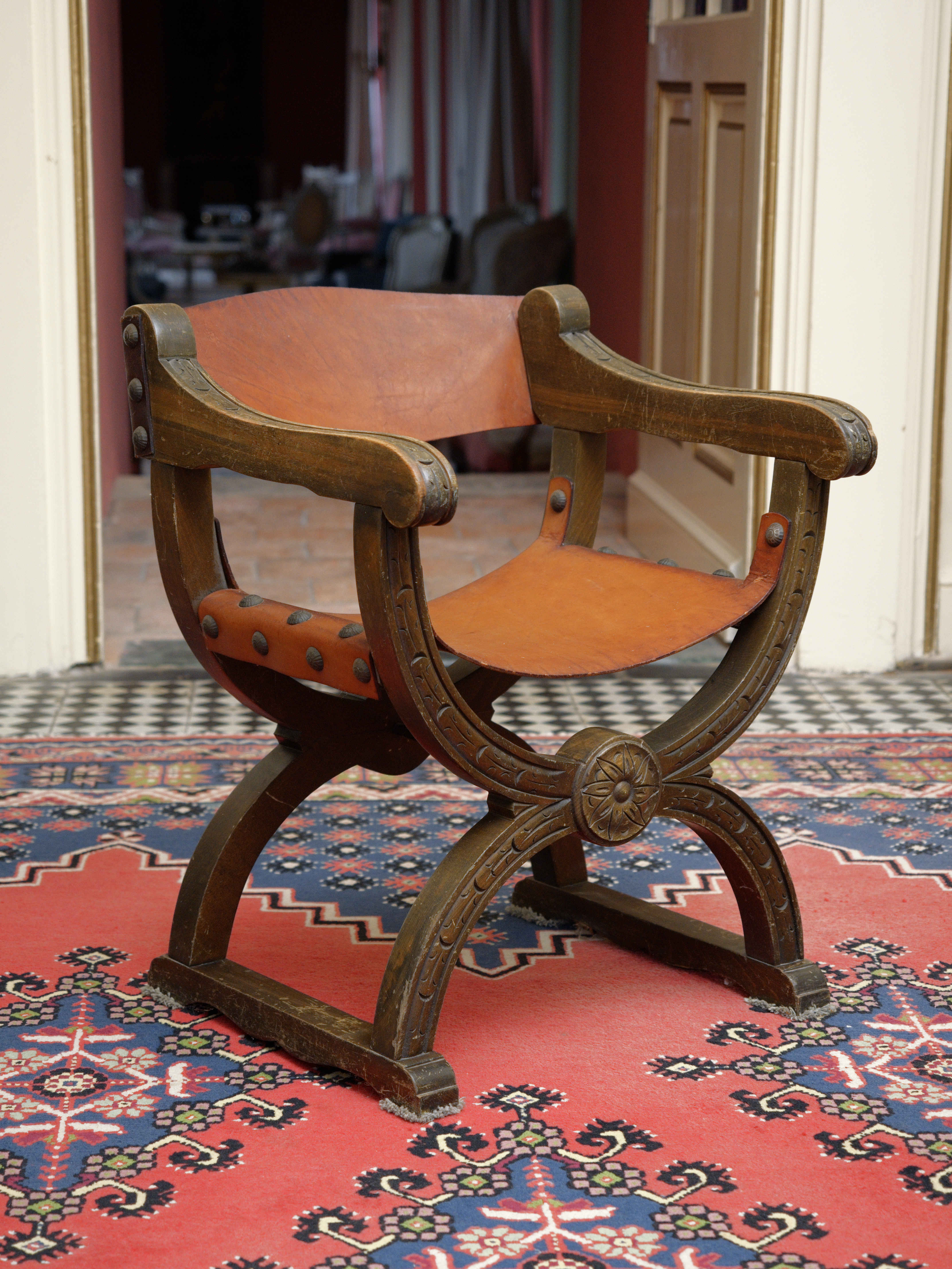 Starožitné křeslo Dagobert