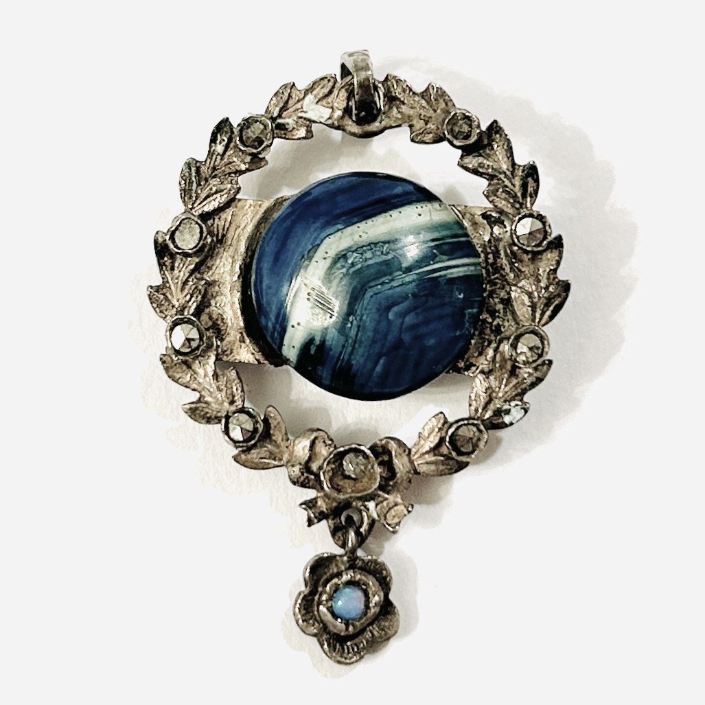 Stříbrný sedmihradský přívěšek s modrým kamenem, opálem a markazity