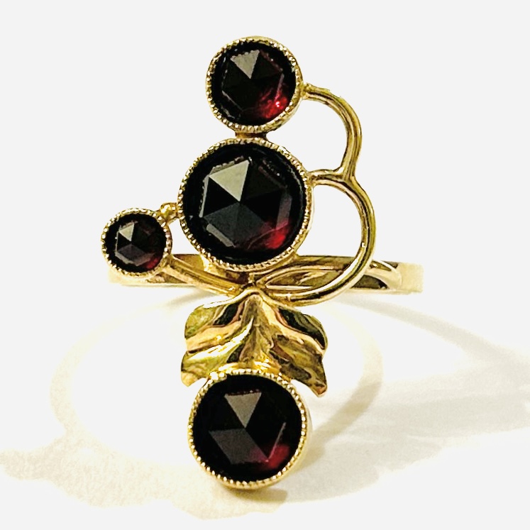 Zlatý ateliérový prsten s českými granáty