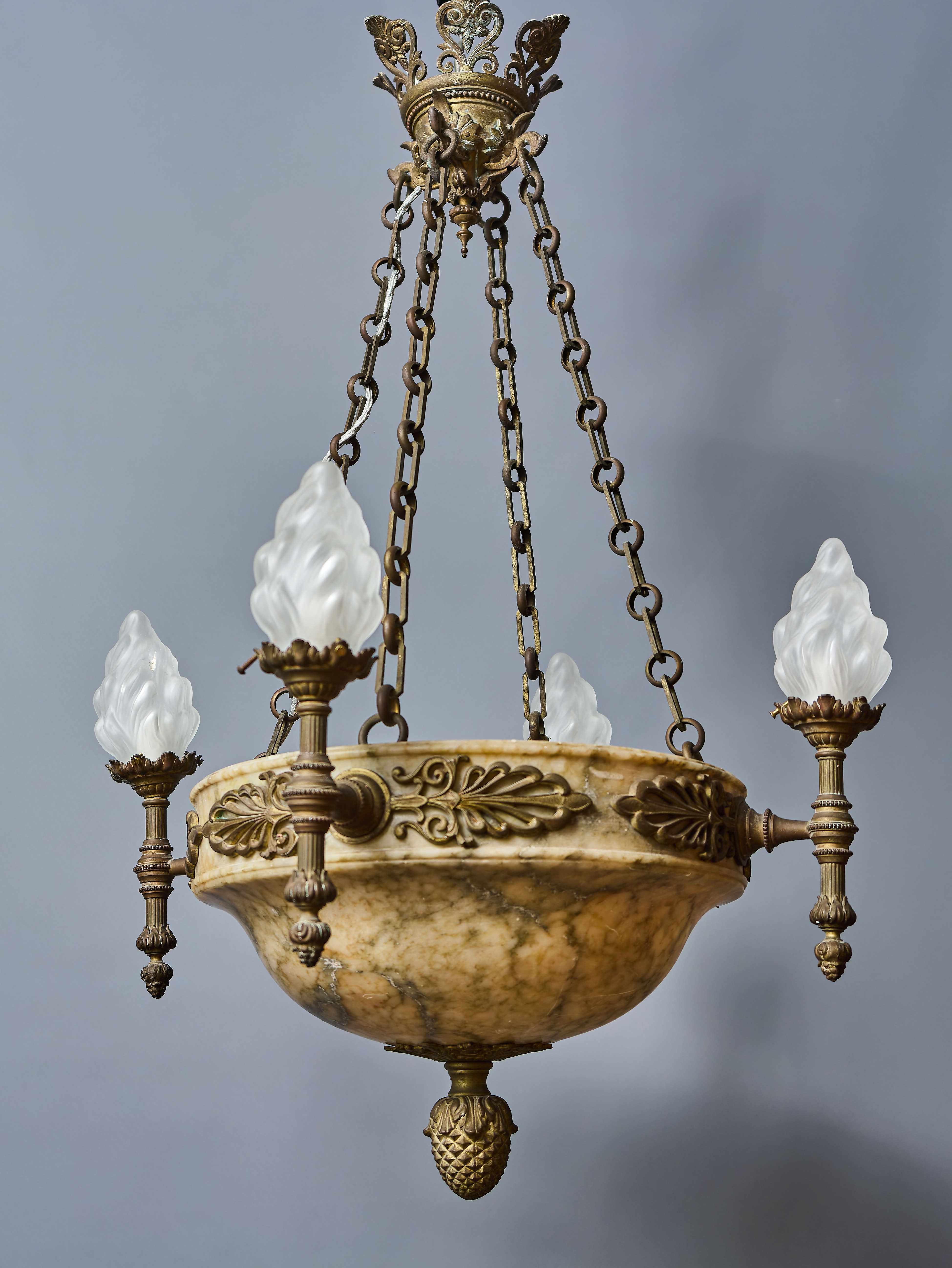 Reprezentativní bronzový lustr s alabastrovou miskou a plamennými stínidly