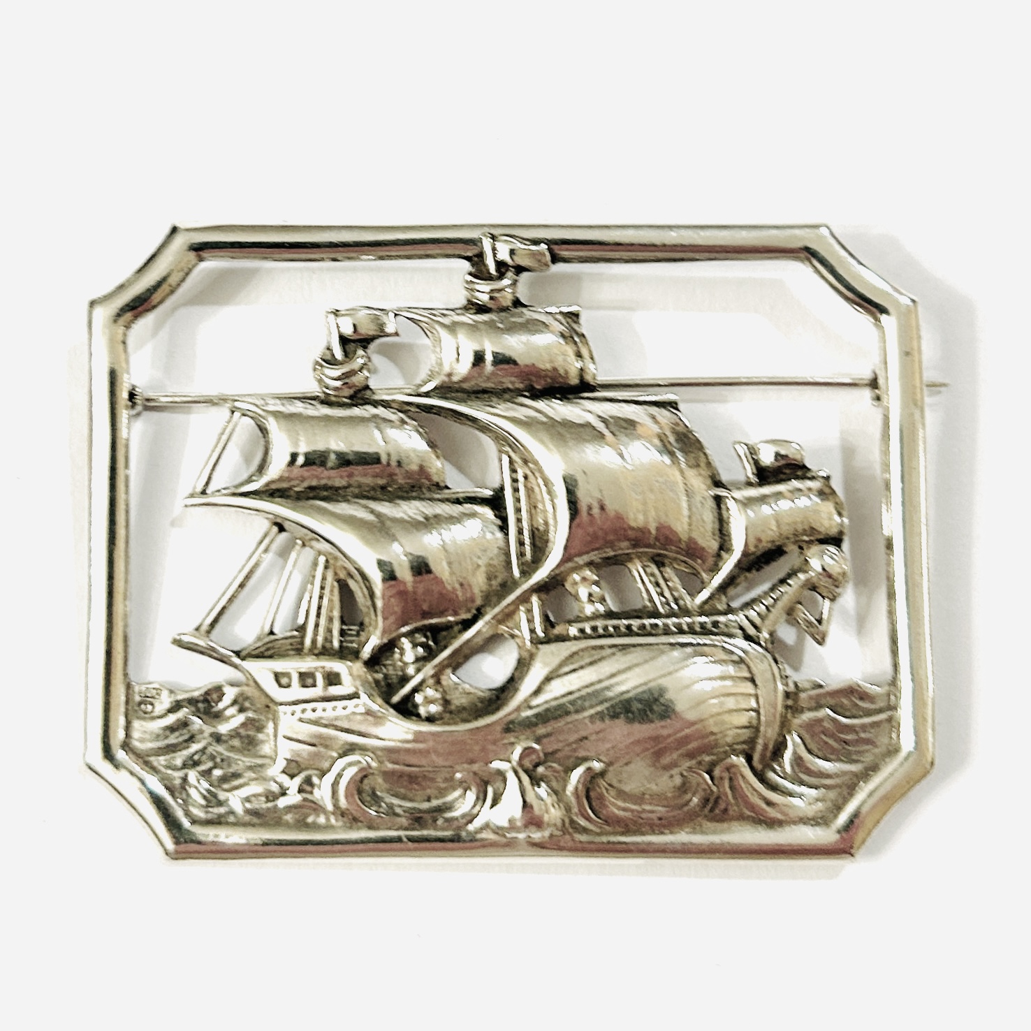 Stříbrná art-deco brož „plachetnice“