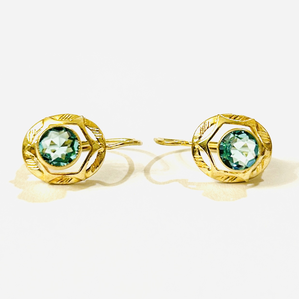 Stříbrné zlacené náušnice v bruselském stylu s modrými kameny