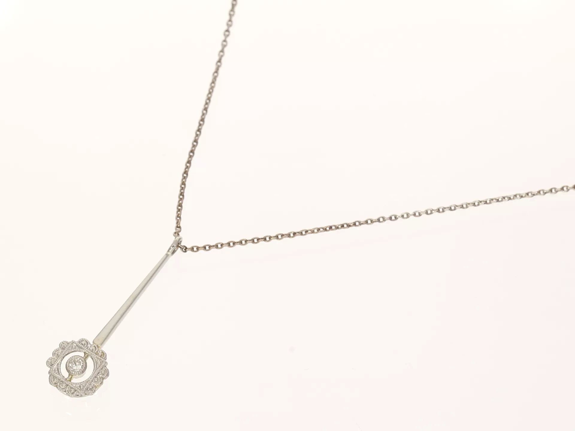 Elegantní diamantový přívěšek s řetízkem