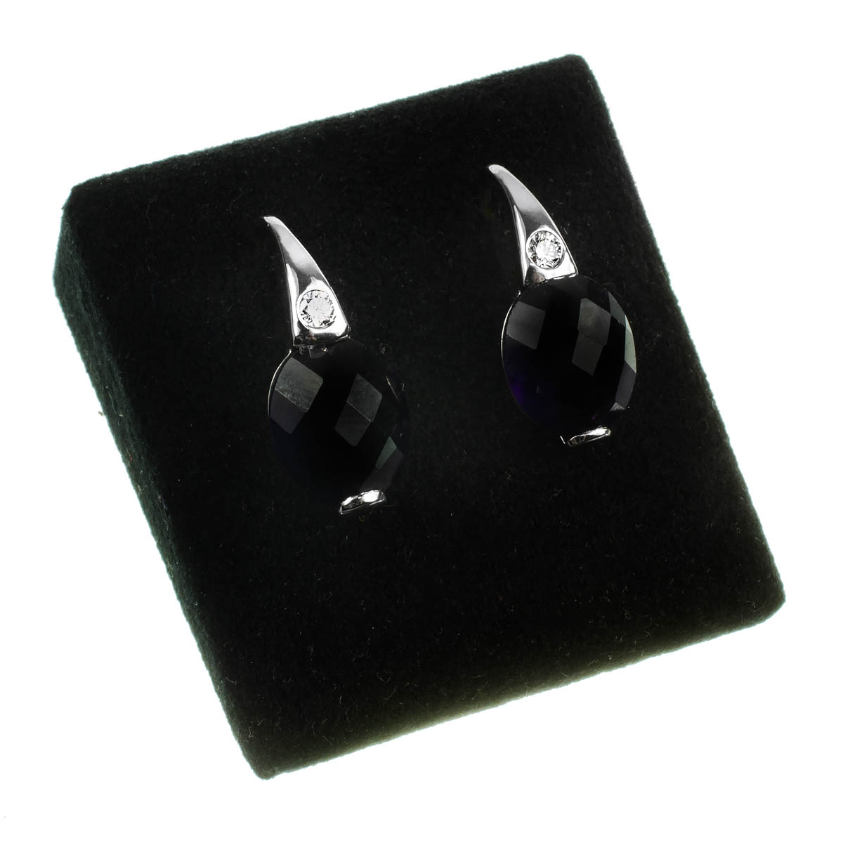 Zlaté náušnice s ametysty a brilianty.