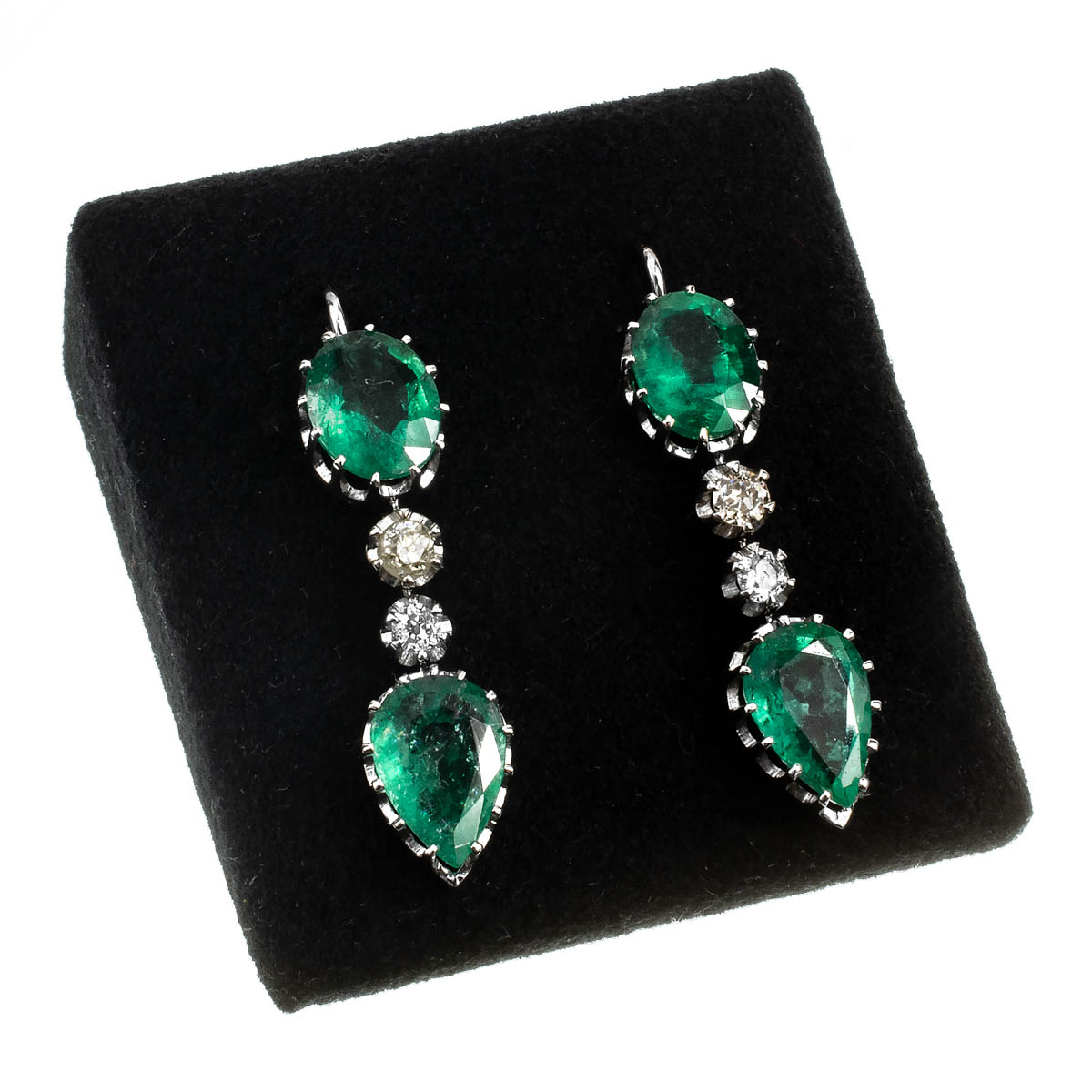 Zlaté visací náušnice se smaragdy a brilianty