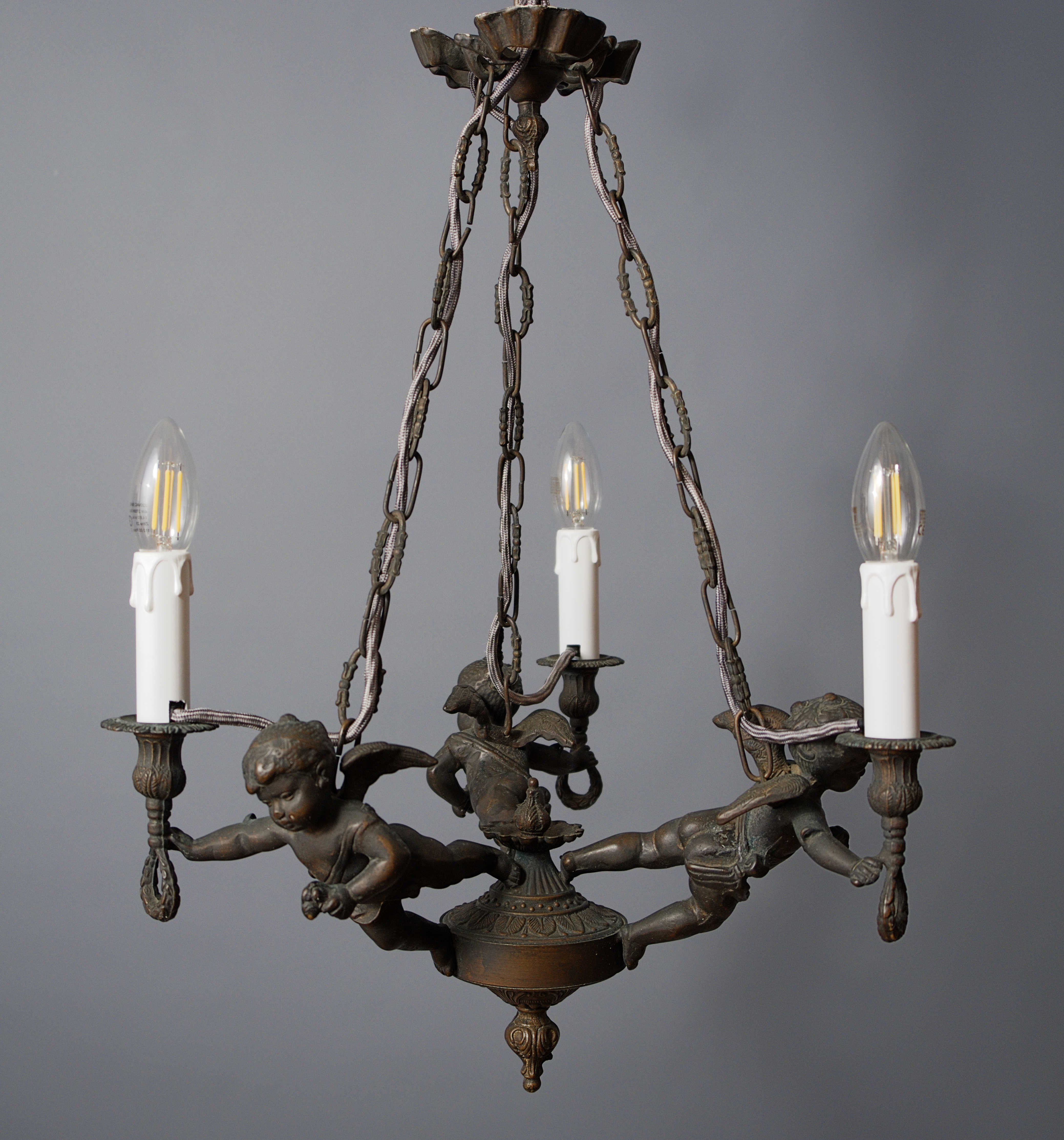 Barokní lustr s Putii