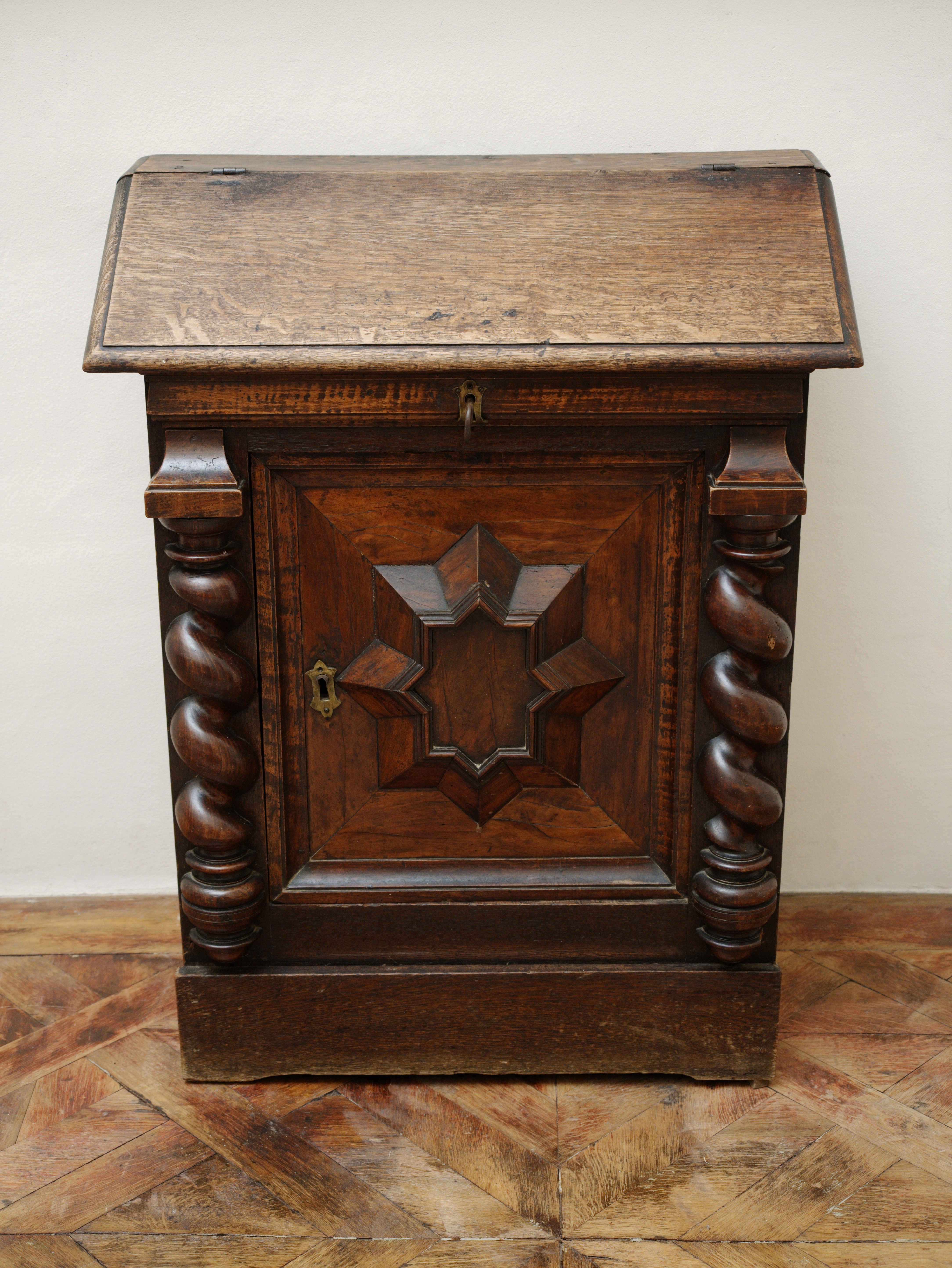 Barokní komoda se sekretářem 18. století