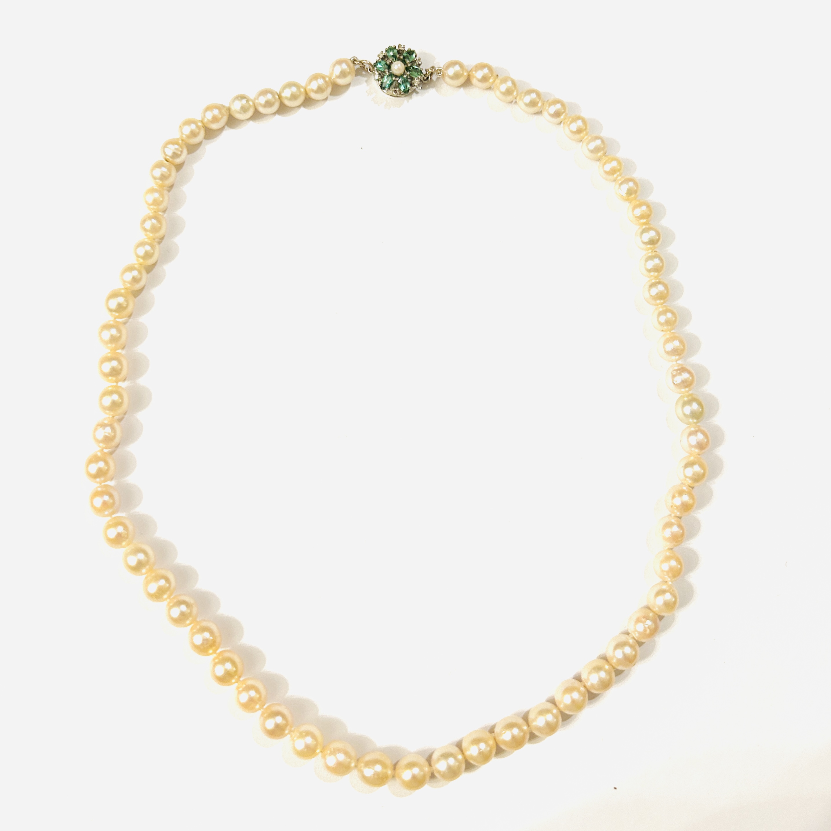 Perlový náhrdelník se zlatým zapínáním s diamanty, turmalíny a perlou