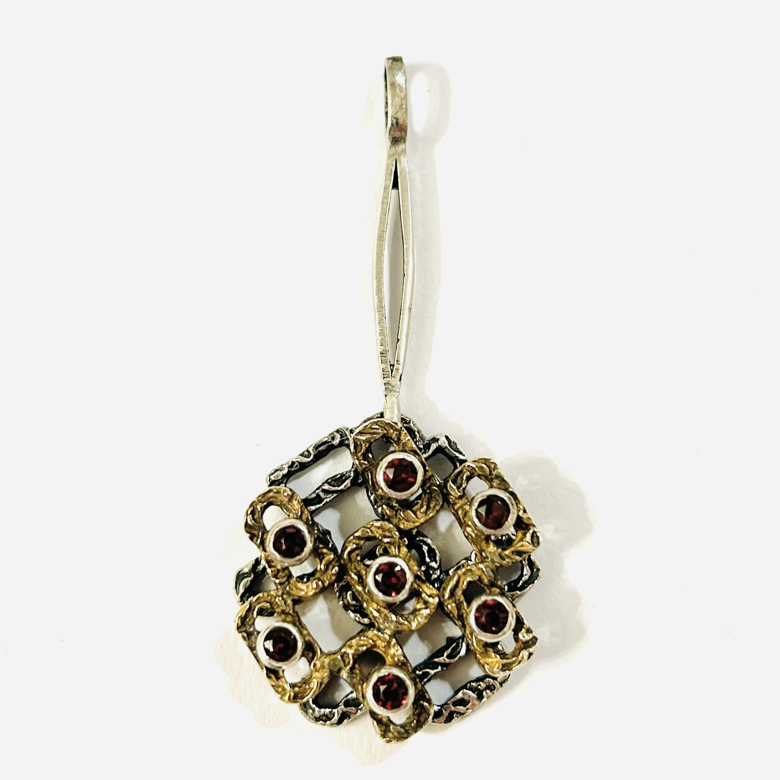 Stříbrný autorský brutalistní přívěšek s granáty