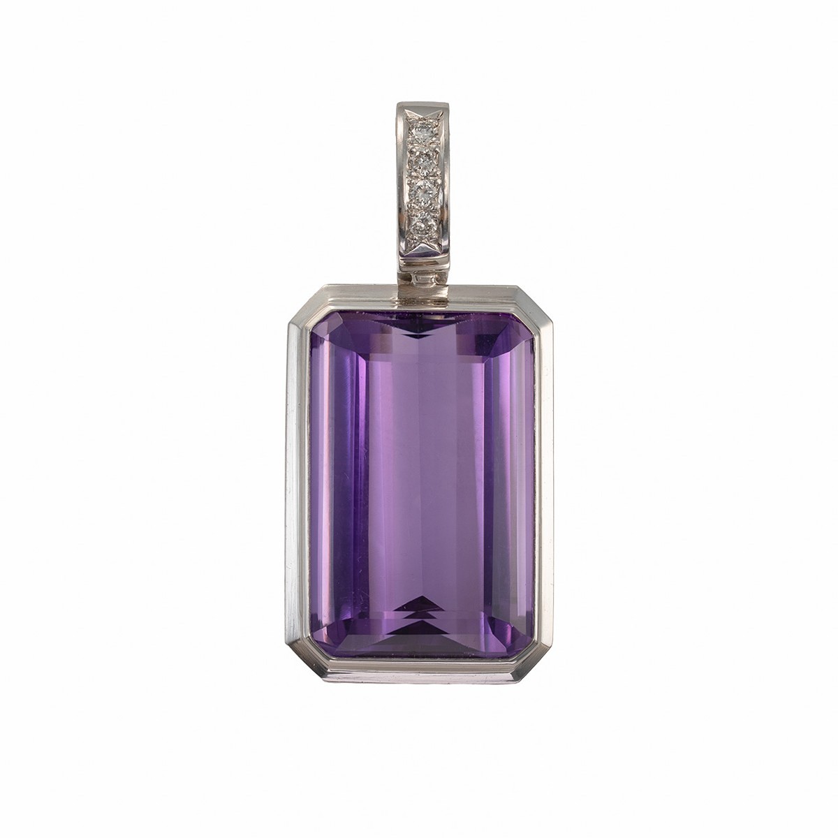 Zlatý přívěsek s výrazným přírodním ametystem a diamanty