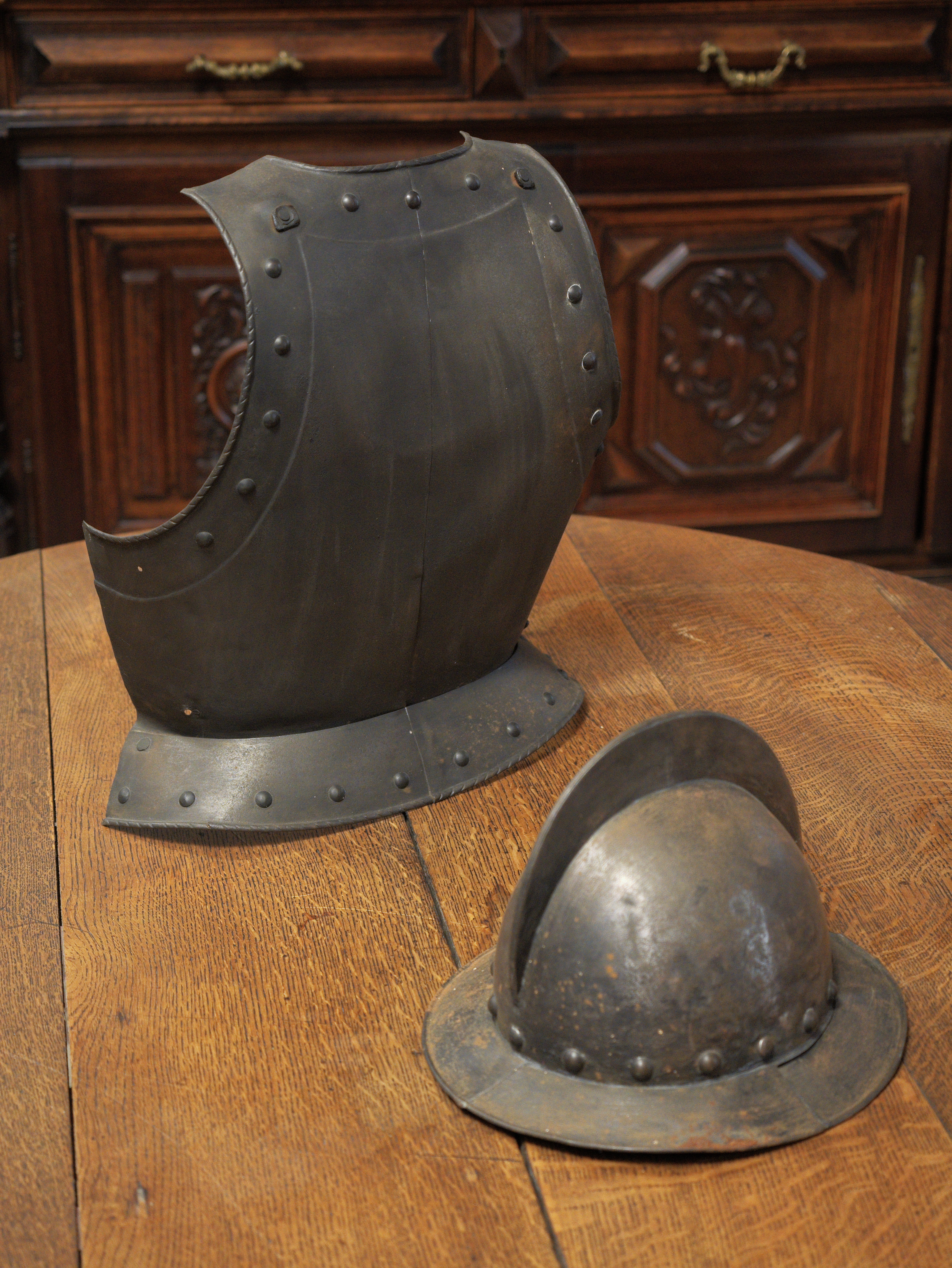 Dekorativní zbroj – hrudní plát a přilba