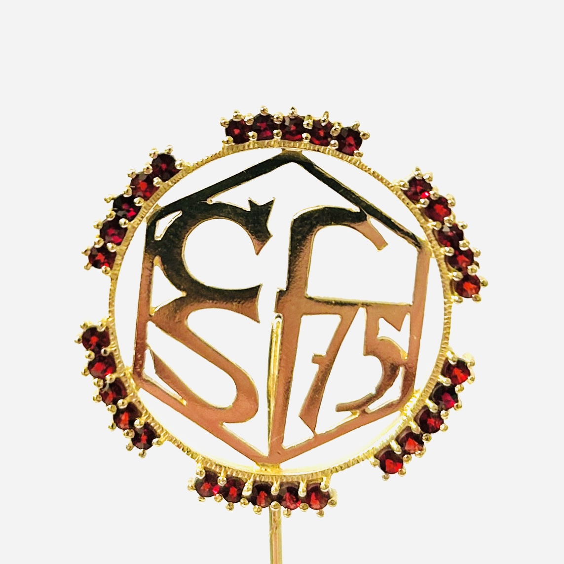 Stříbrná zl. jehlice/odznak „75. výročí ČSR filmu“ s českými granáty