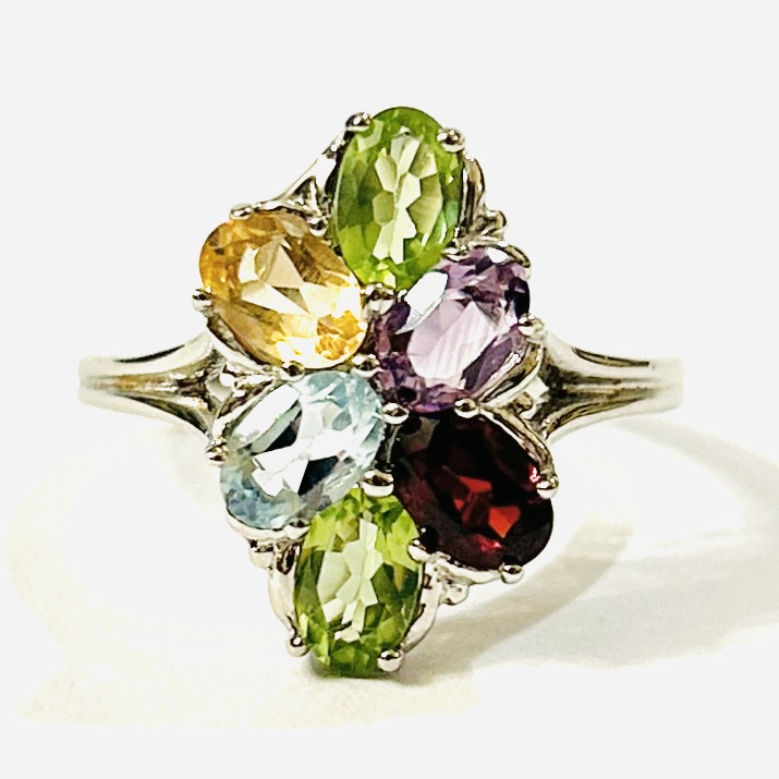 Stříbrný moderní prsten s ametystem, granátem, citrínem, modrým topazem a olivíny