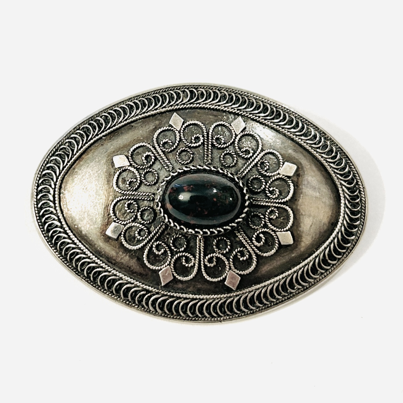 Stříbrná starožitná brož s heliotropem