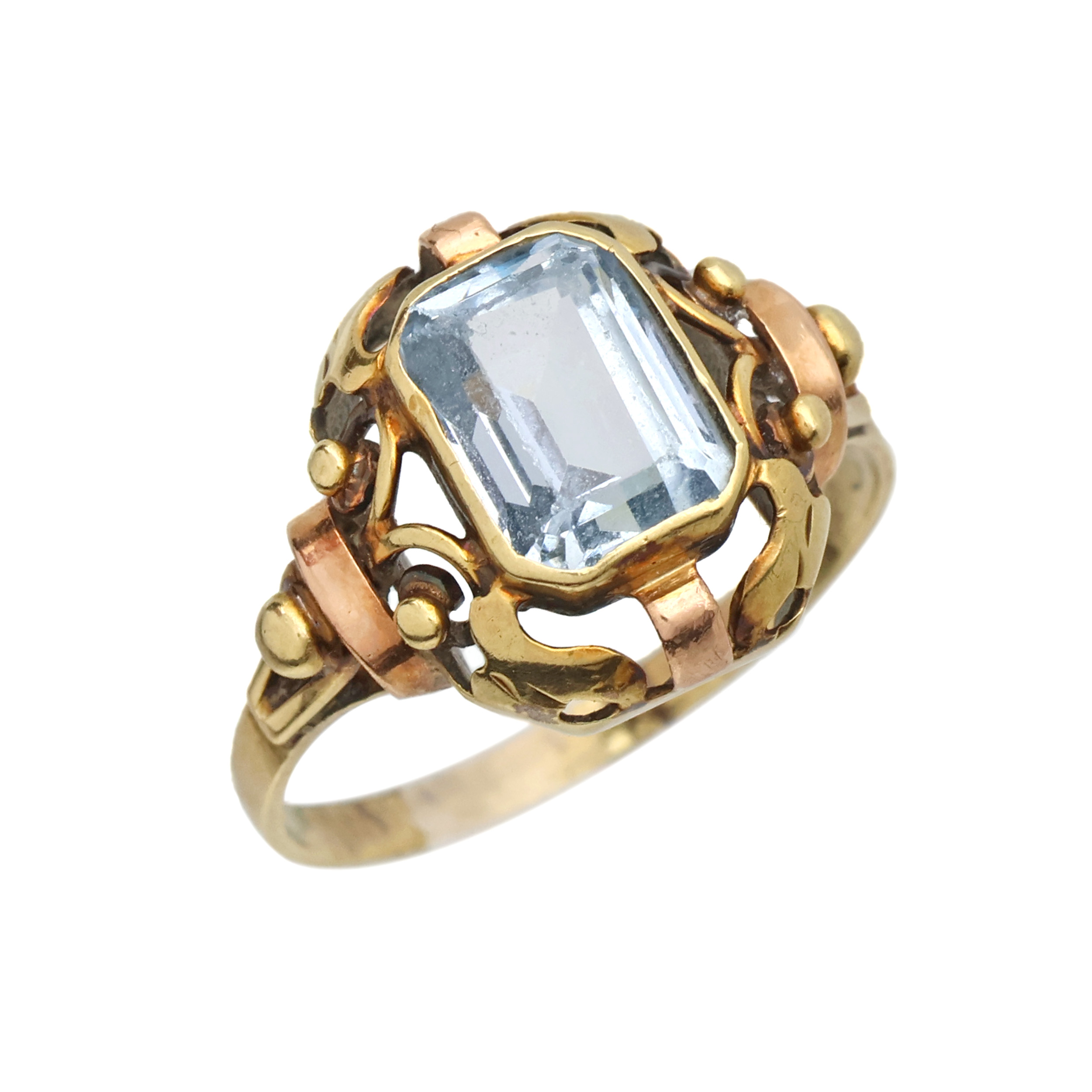 Zlatý prsten s modrým kamenem