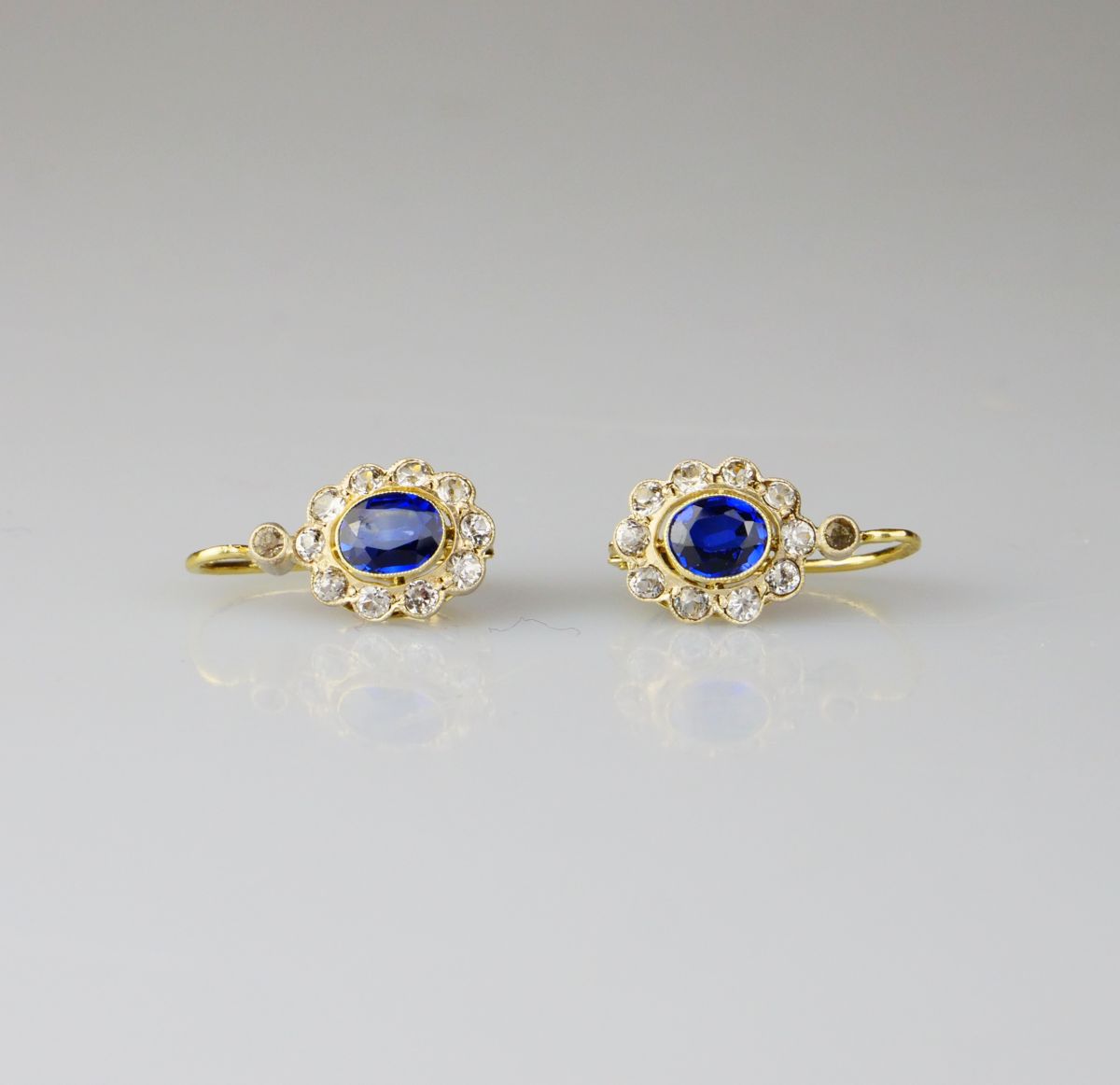 Zlaté náušnice s safíry