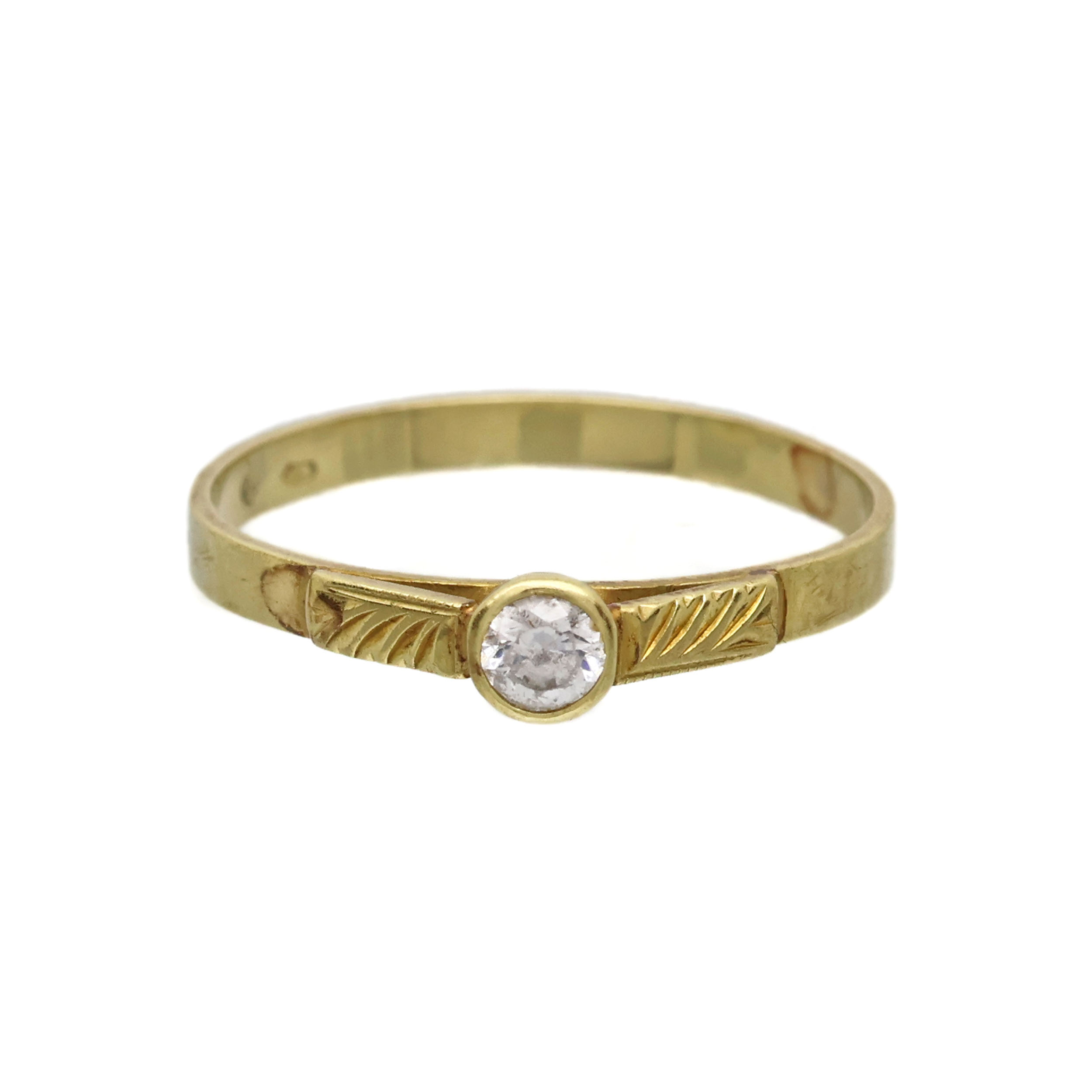 Zlatý prsten s bílým kamenem