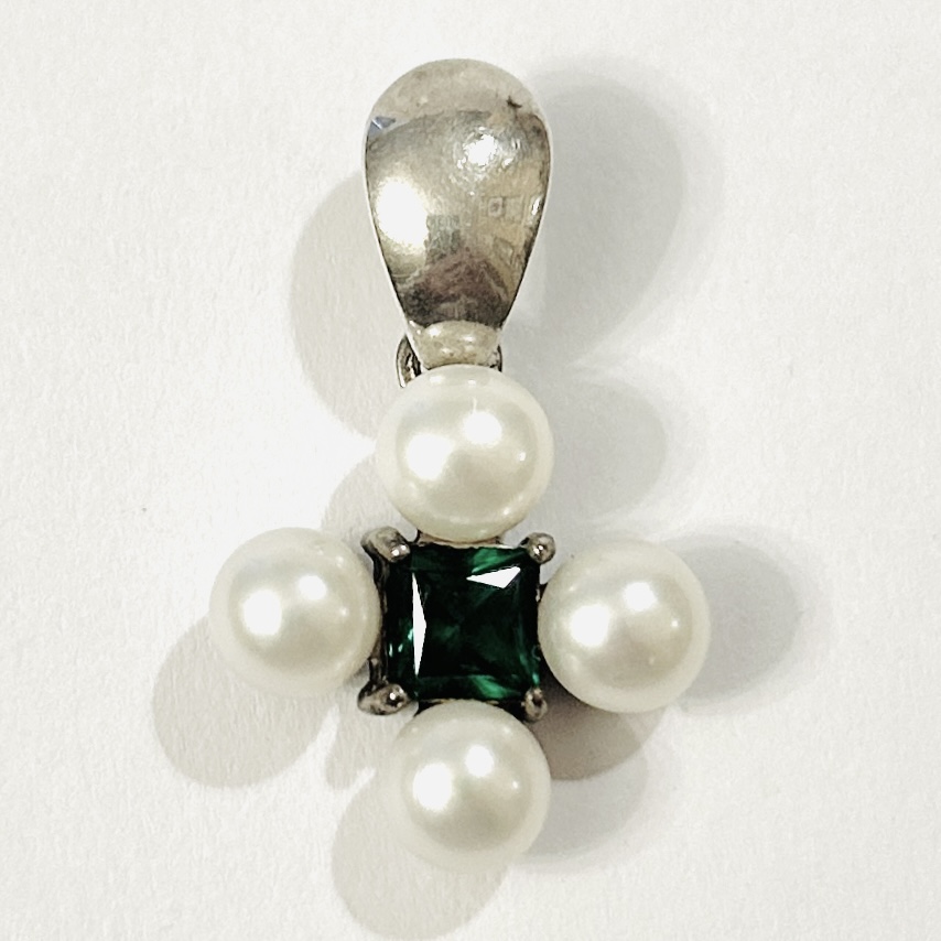 Stříbrný přívěšek „kříž“ s perlami a zeleným kamenem