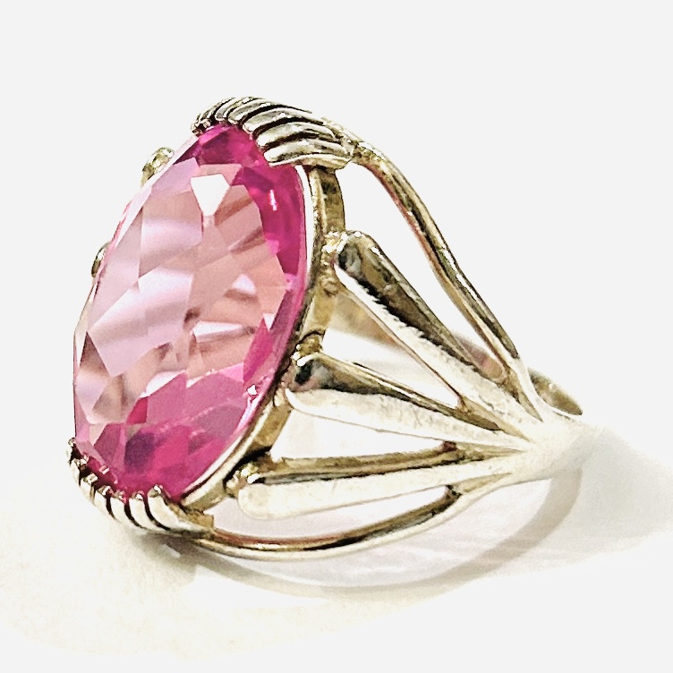 Stříbrný starožitný prsten s růžovým kamenem