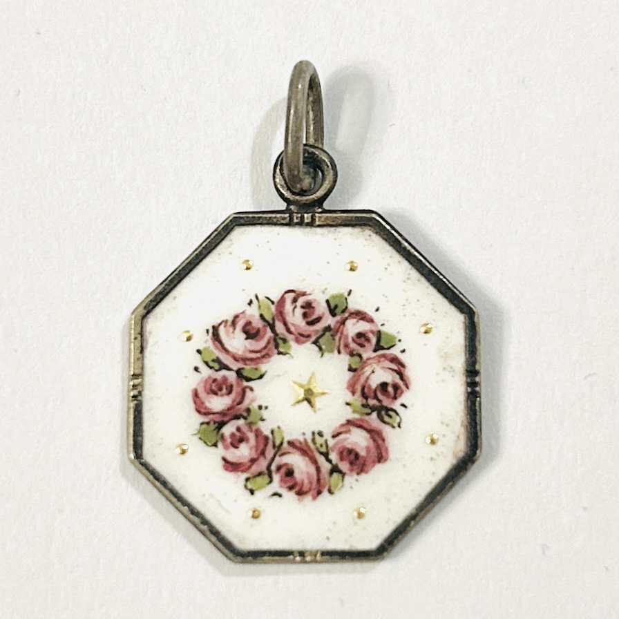 Stříbrný starožitný přívěšek s ručně malovaným smaltem