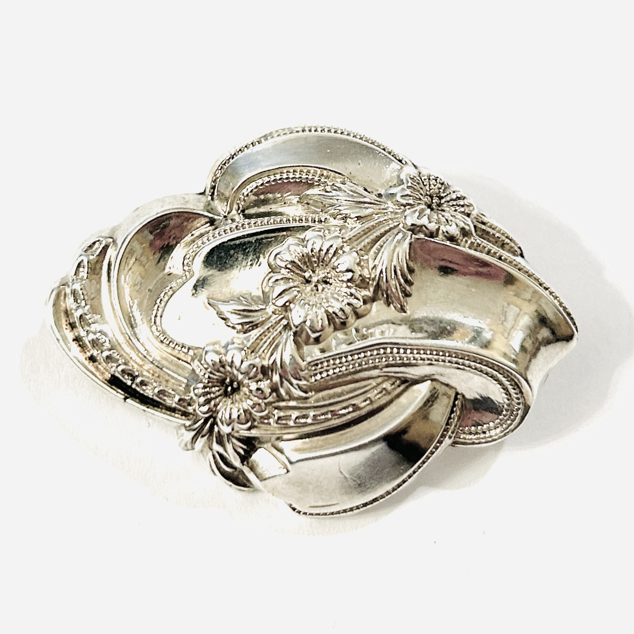 Stříbrná biedermeierová brož „uzel s květy“