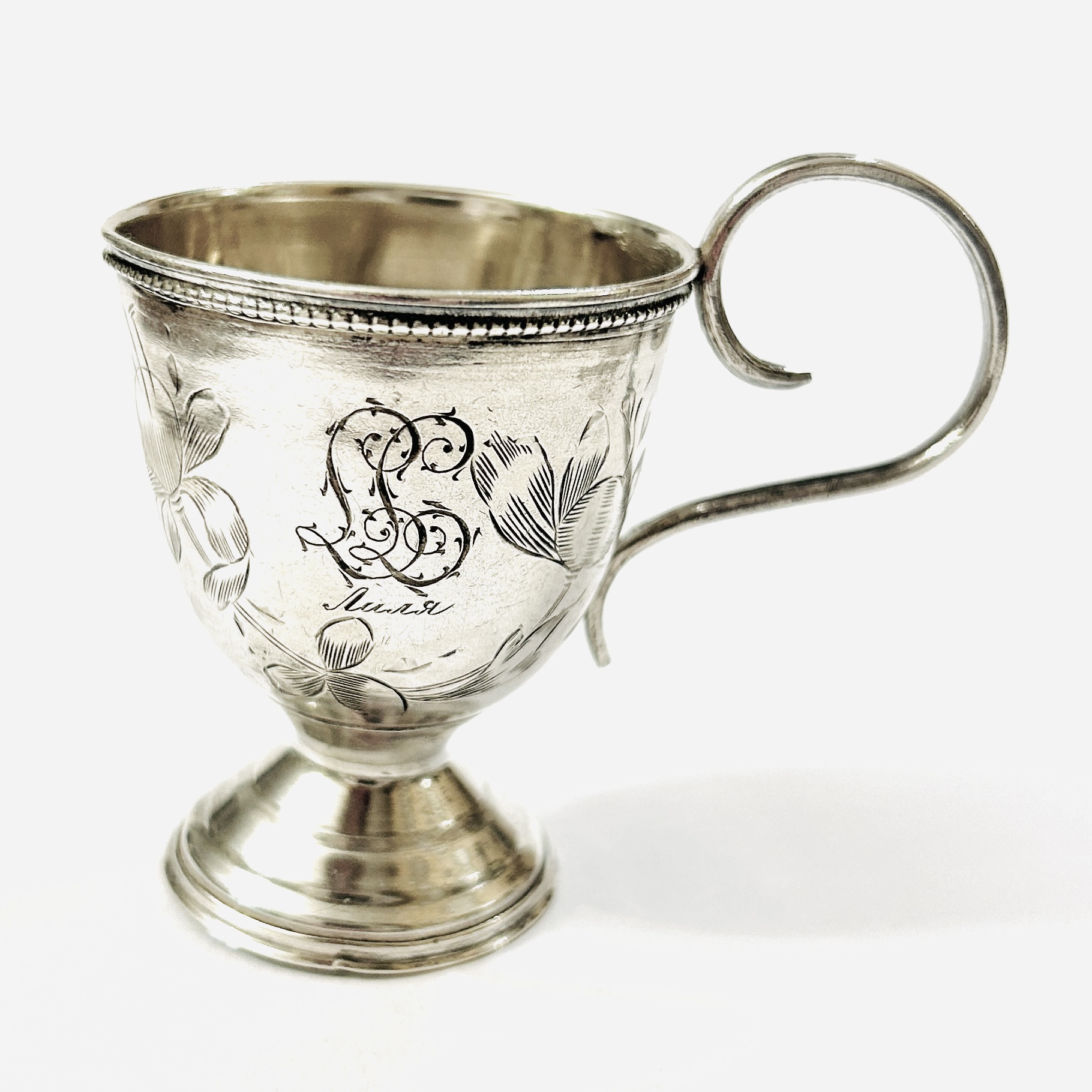 Stříbrný secesní křestní pohárek
