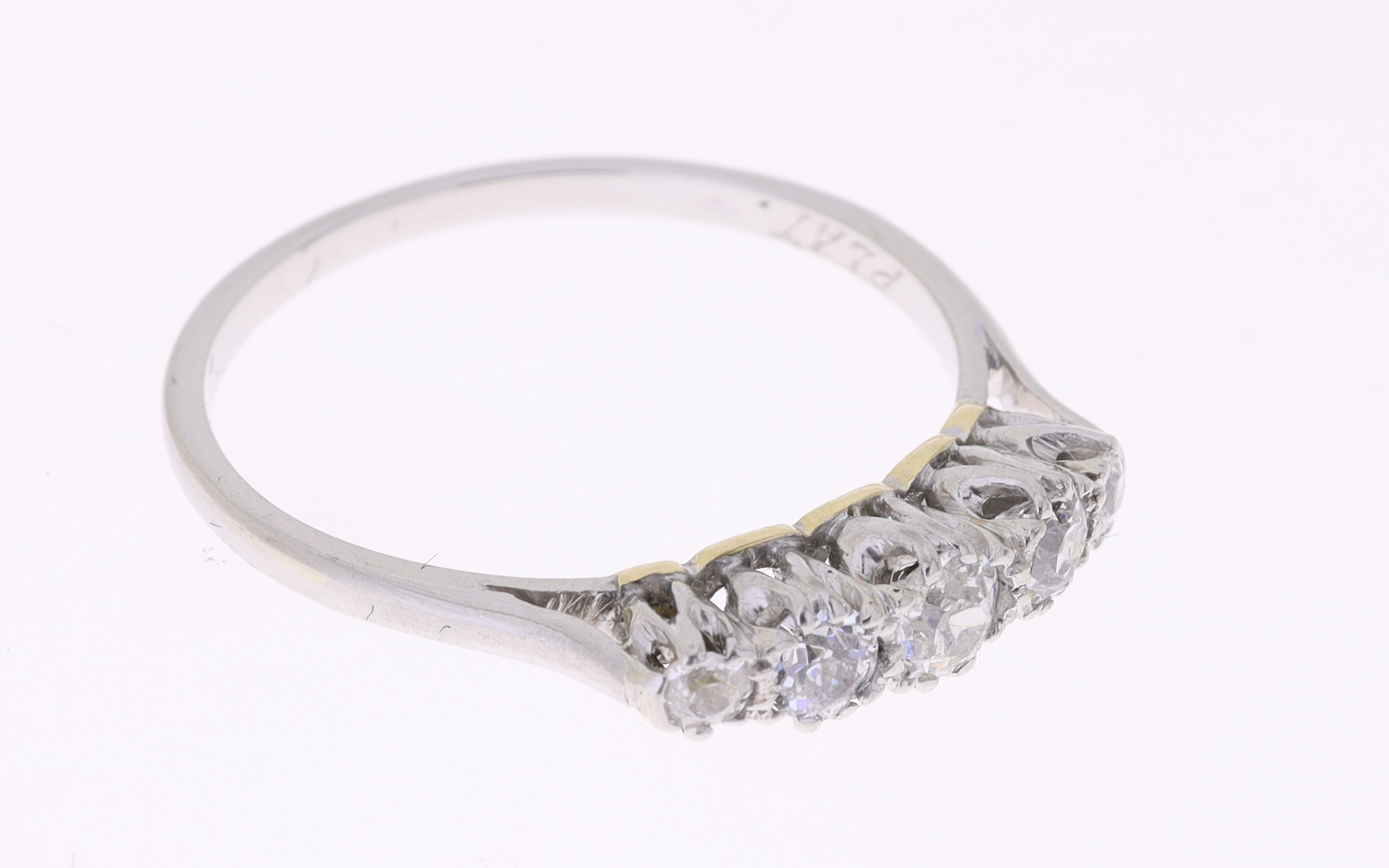 Starožitný platinový prsten s brilianty