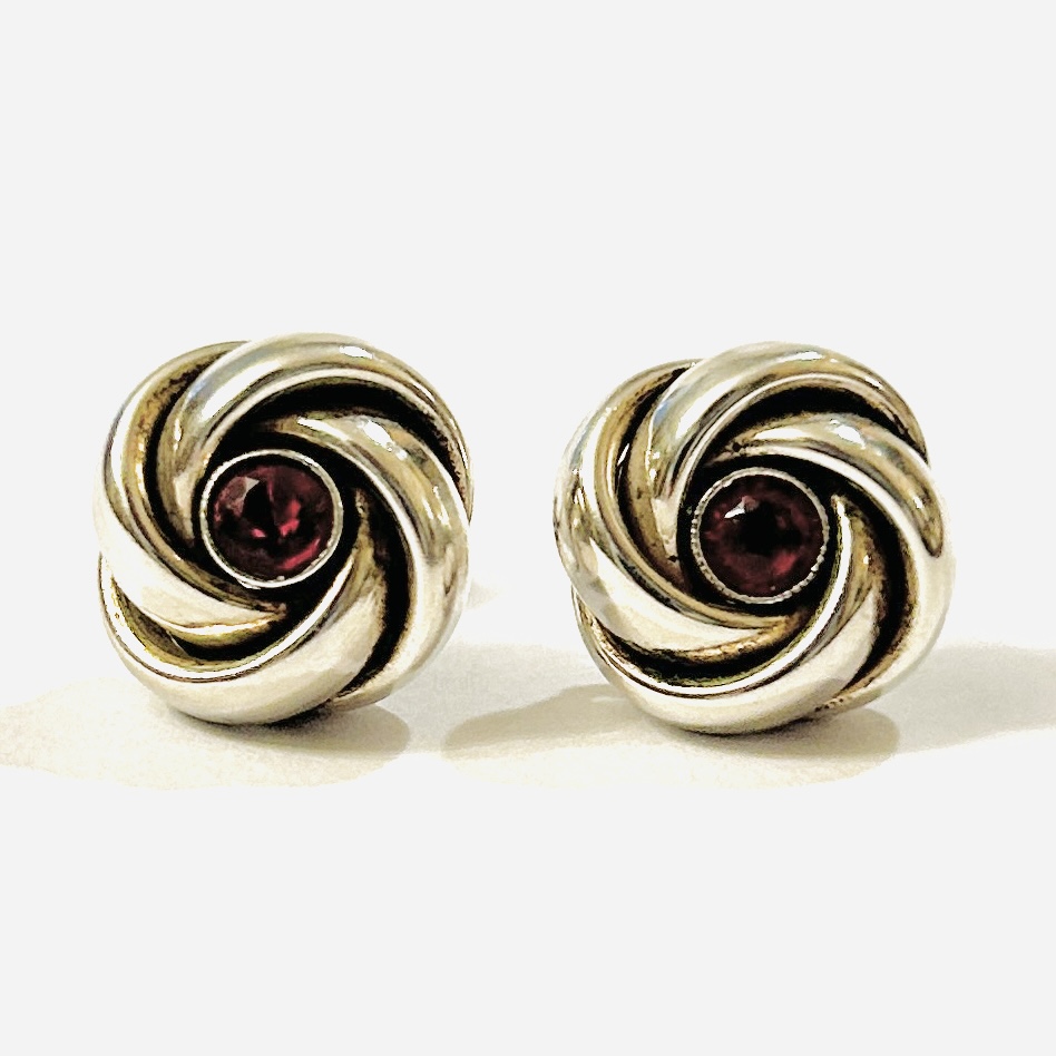 Stříbrné starožitné náušnice „uzel“ s červenými kameny