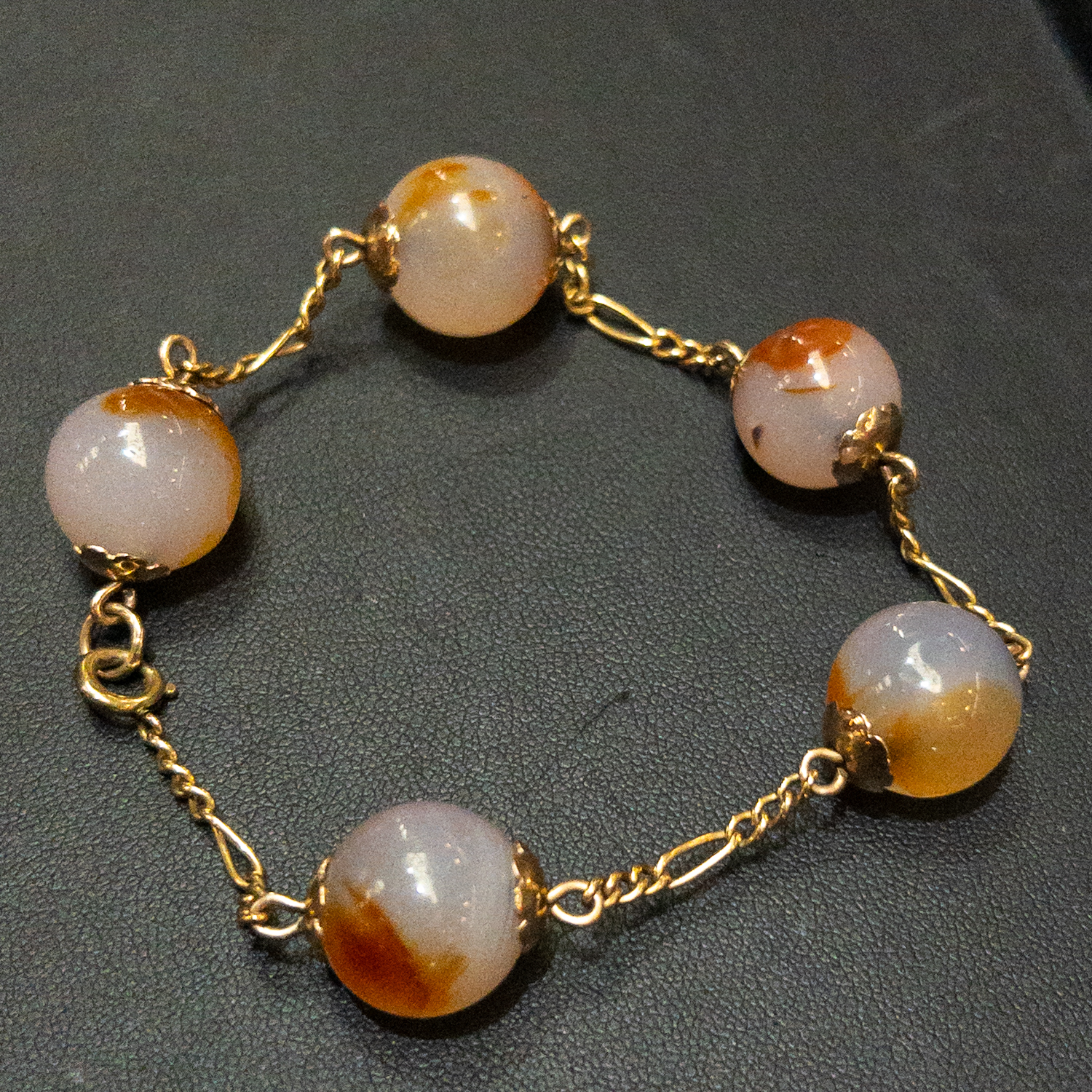 Zlatý Art Deco náramek s acháty