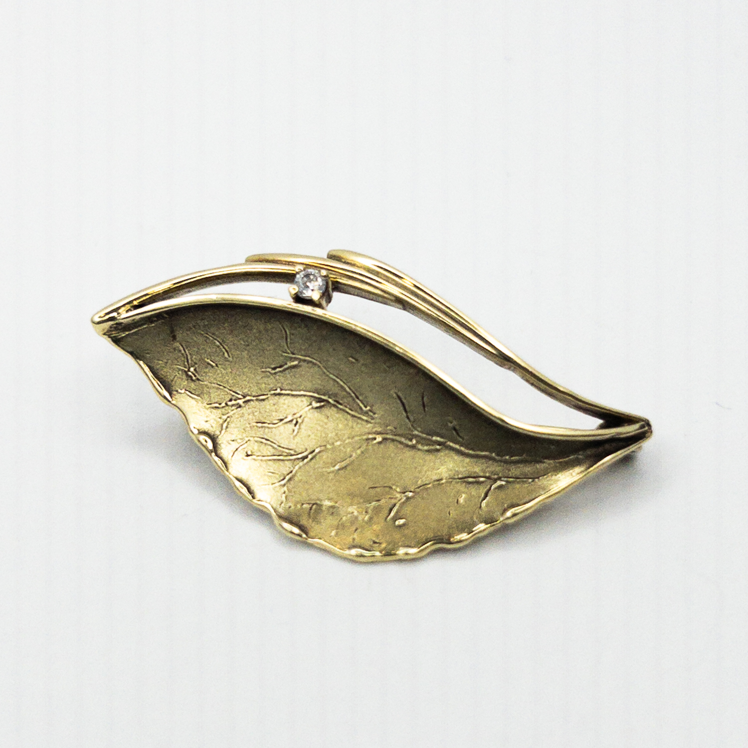 Starožitná zlatá brož s diamantkem