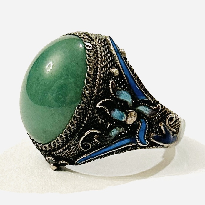 Stříbrný starožitný prsten s jadeitem a smalty