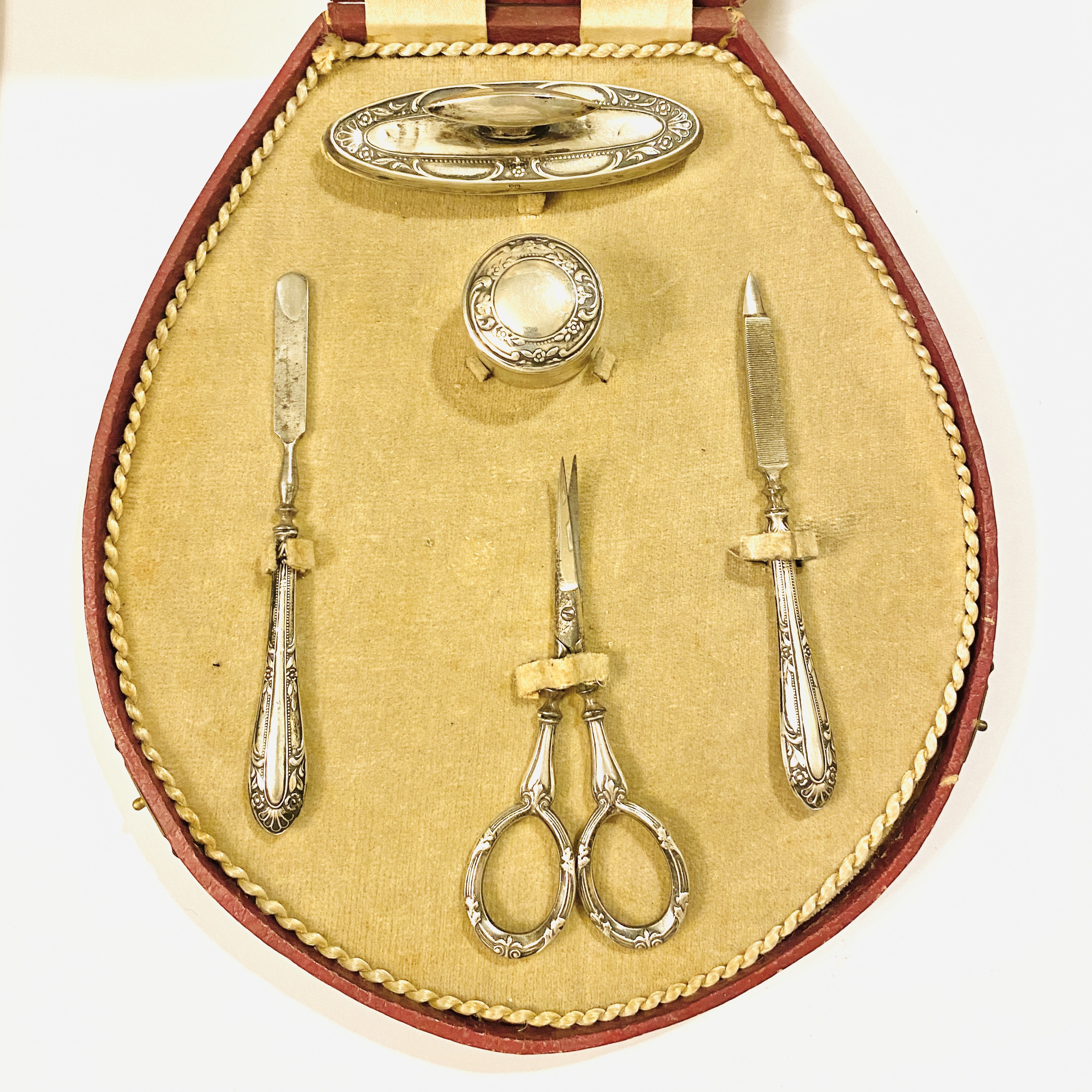 Stříbrná starožitná manikúrní souprava