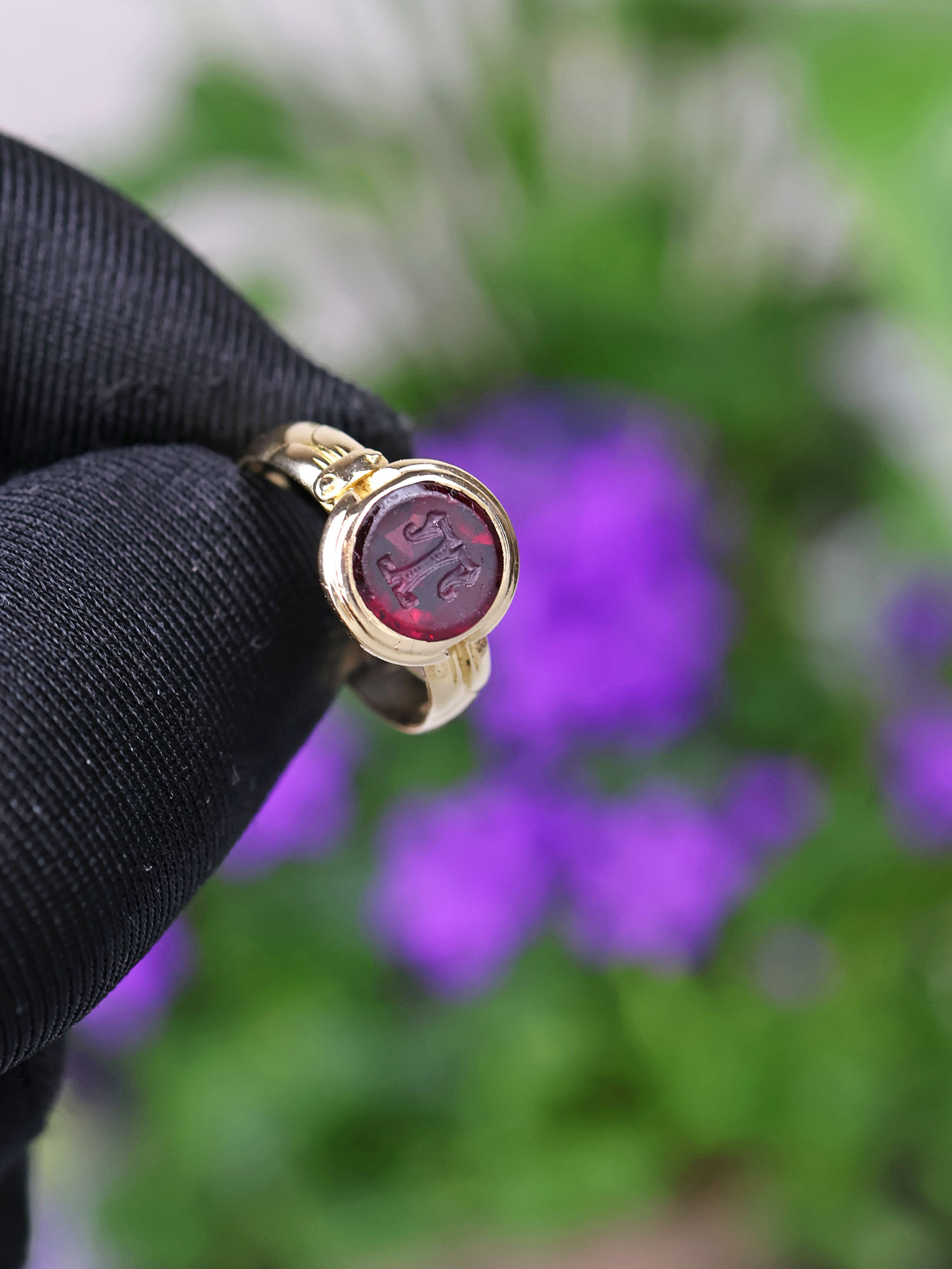 Starožitný zlatý prsten s intaglií v almandinu - 3