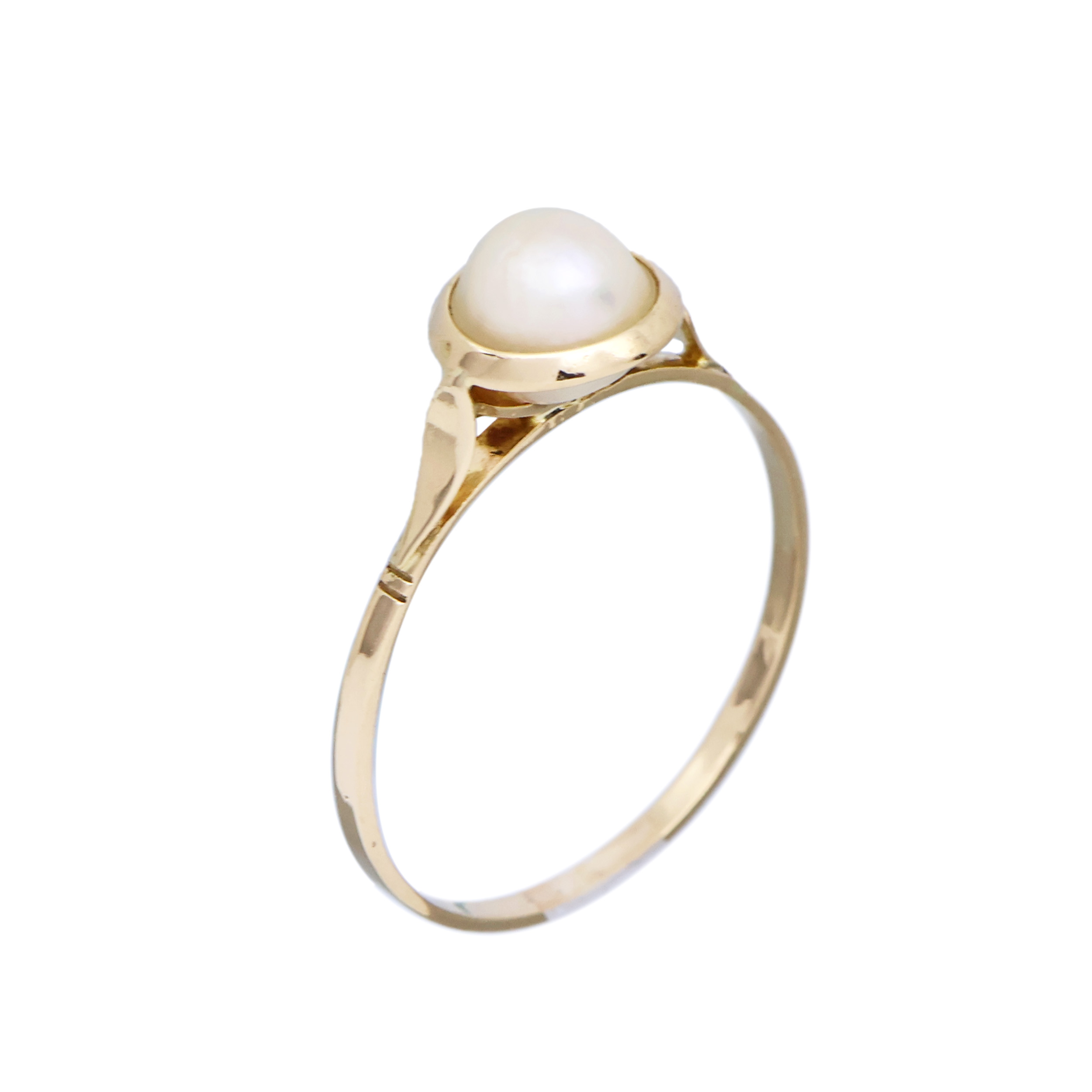 Zlatý prsten s perlou