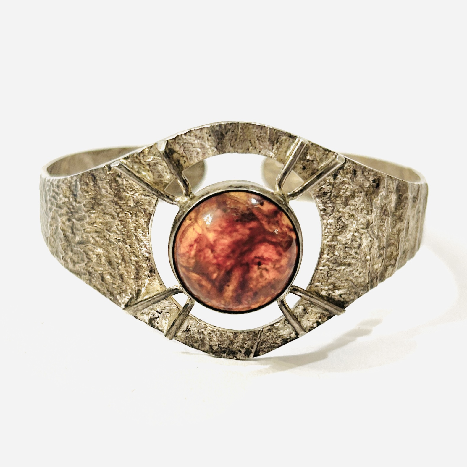 Stříbrný pevný brutalistní náramek s jantarem