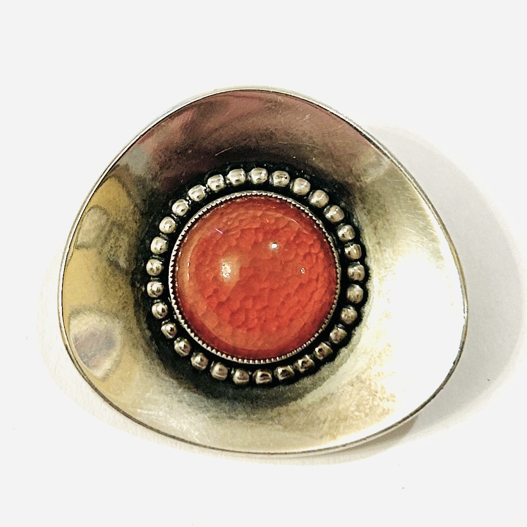 Stříbrná brož v bruselském stylu s oranžovým kamenem