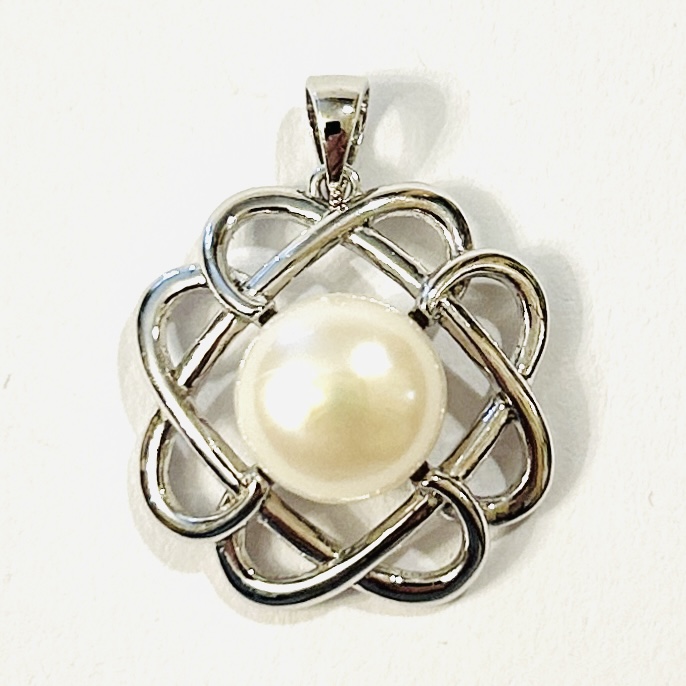 Stříbrný moderní přívěšek s perlou